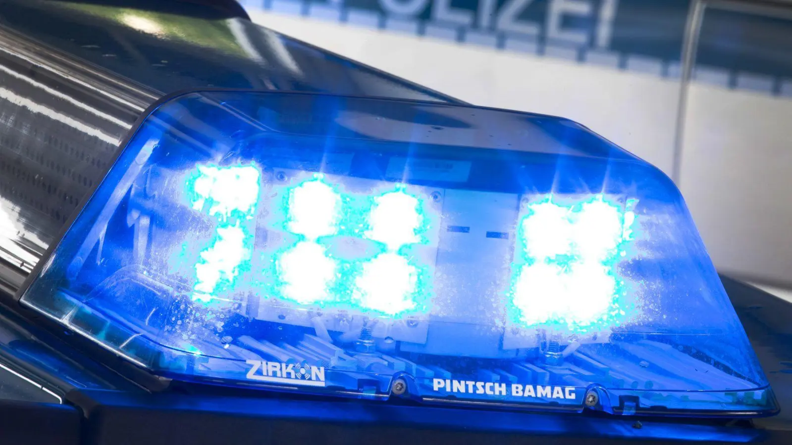 Nach einer Polizeikontrolle muss ein 19-Jähriger ohne seinen Roller nach Hause – ihm fehlten die richtigen Papiere und ein passendes Kennzeichen.  (Symbolbild: Friso Gentsch/dpa)
