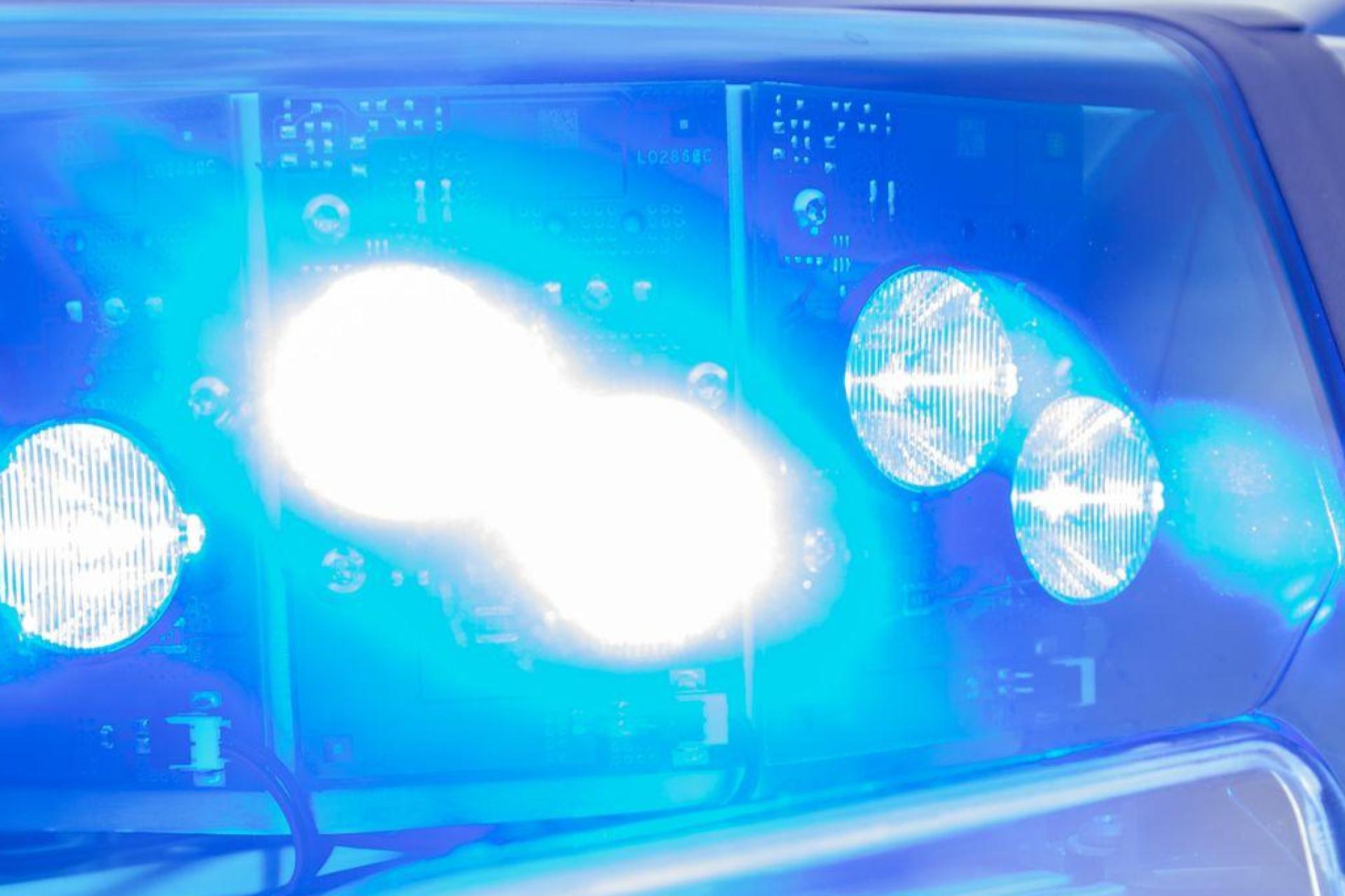 Eine Schlägerei auf einem Fest in Rieden führte am frühen Sonntagmorgen zu einem Polizeieinsatz. (Symbolbild: Daniel Karmann/dpa)