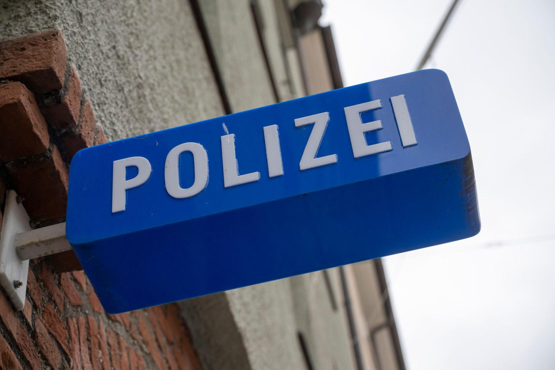 Am Adolf-Kolping-Platz in Schwandorf eskalierte ein Streit zwischen Jugendlichen. Eine 13-Jährige erlitt Verletzungen. Die Polizei sucht Zeugen. (Symbolbild: Peter Kneffel/dpa)