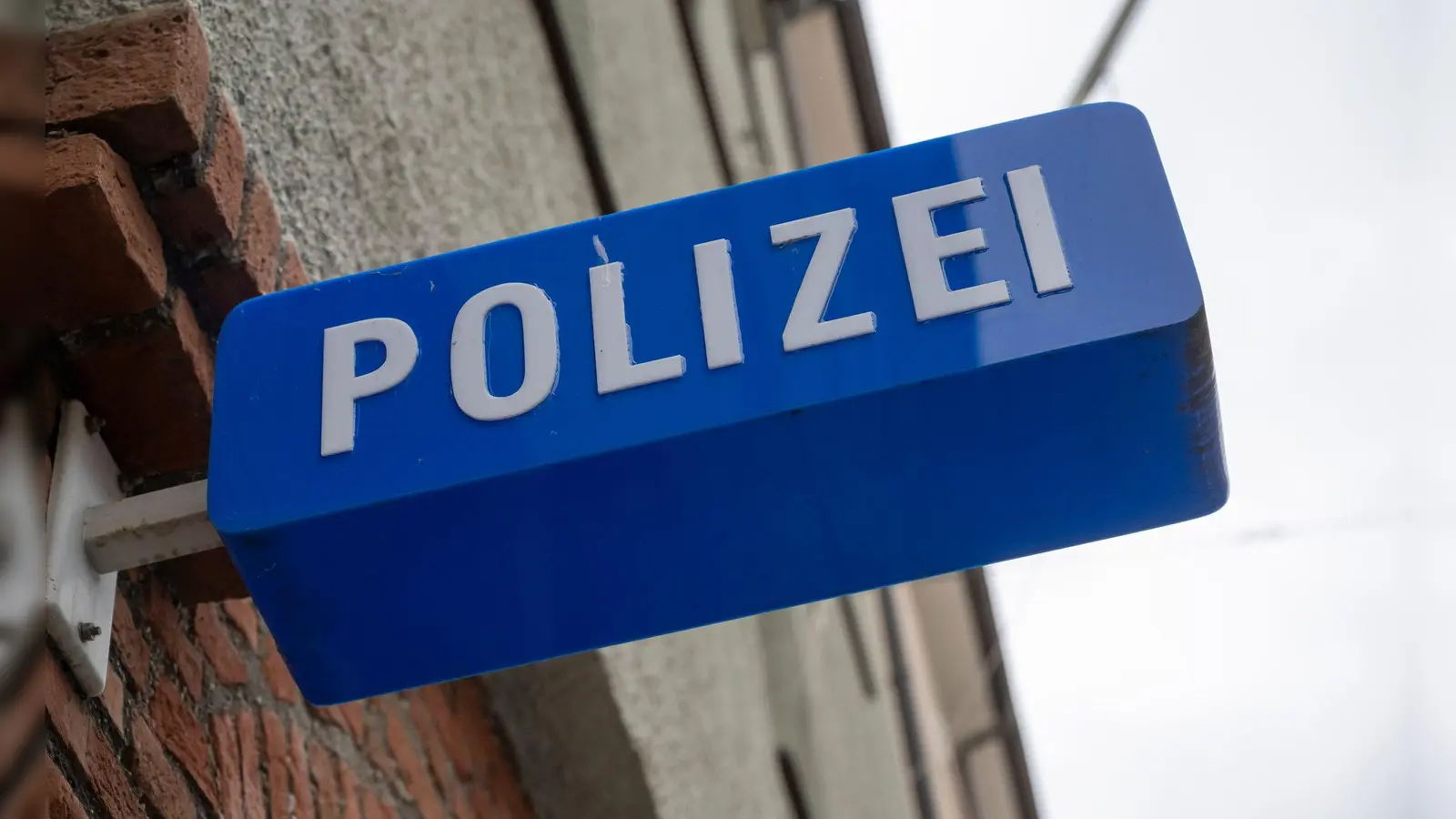 Am Adolf-Kolping-Platz in Schwandorf eskalierte ein Streit zwischen Jugendlichen. Eine 13-Jährige erlitt Verletzungen. Die Polizei sucht Zeugen. (Symbolbild: Peter Kneffel/dpa)