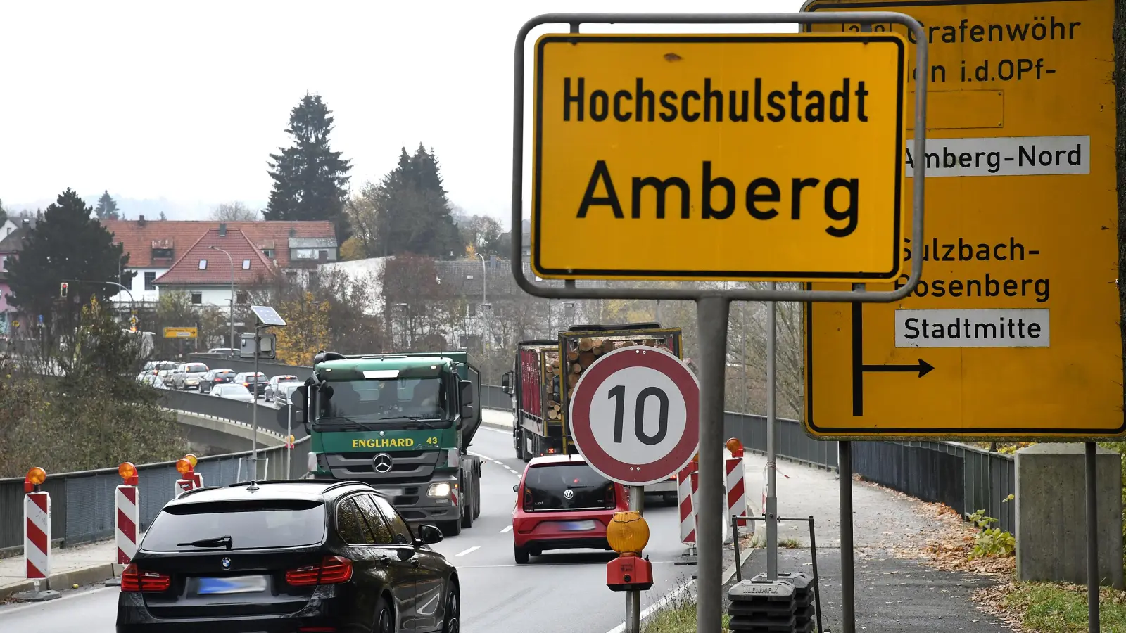 Ein Autofahrer ignorierte die Baustellenabsperrung an der Erzbergbrücke in Amberg.  (Archivbild: Petra Hartl)