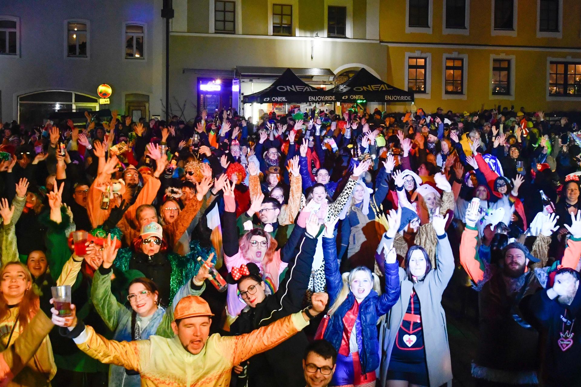 Am Rosenmontag ist der Luitpoldplatz in Sulzbach-Rosenberg stets gut gefüllt.  (Archivbild: Petra Hartl)