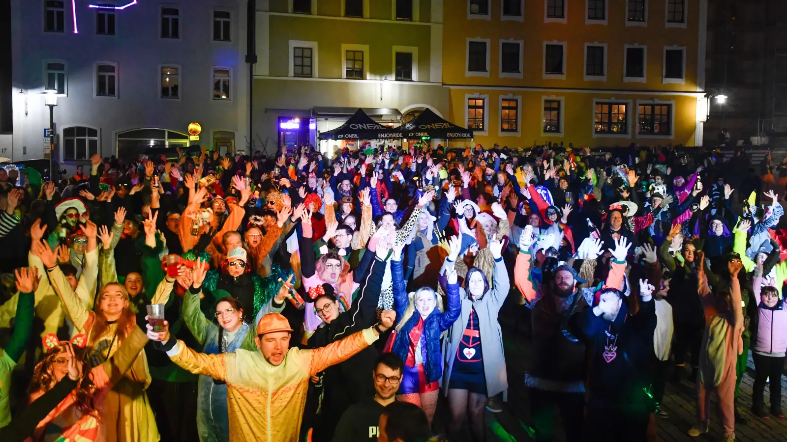 Am Rosenmontag ist der Luitpoldplatz in Sulzbach-Rosenberg stets gut gefüllt.  (Archivbild: Petra Hartl)