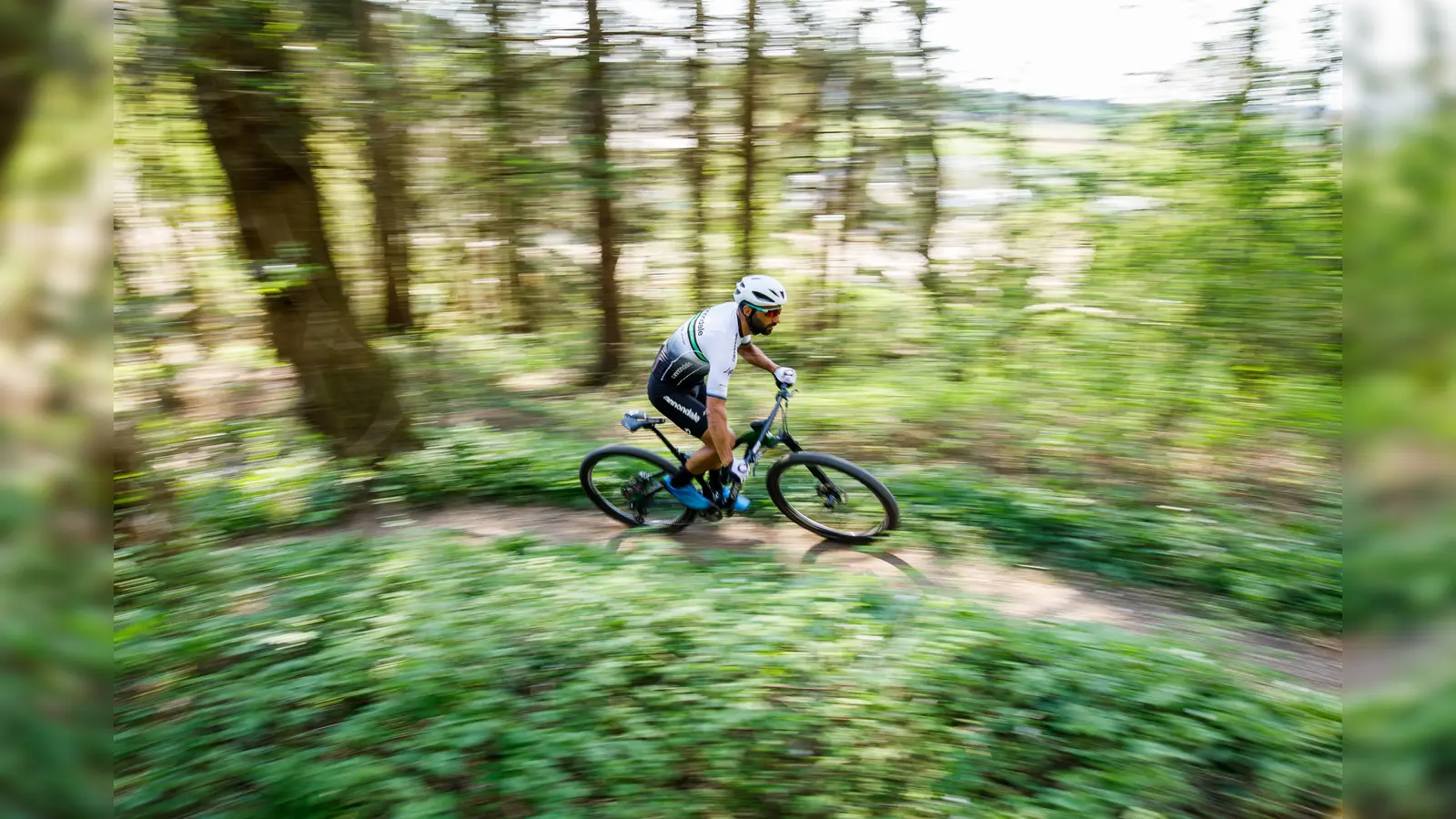 Ein 56-jähriger Mountainbiker verletzt sich in Kastl im Landkreis Amberg-Sulzbach schwer, nachdem seine Bremsen versagen. (Symbolbild: Philipp von Ditfurth/dpa)