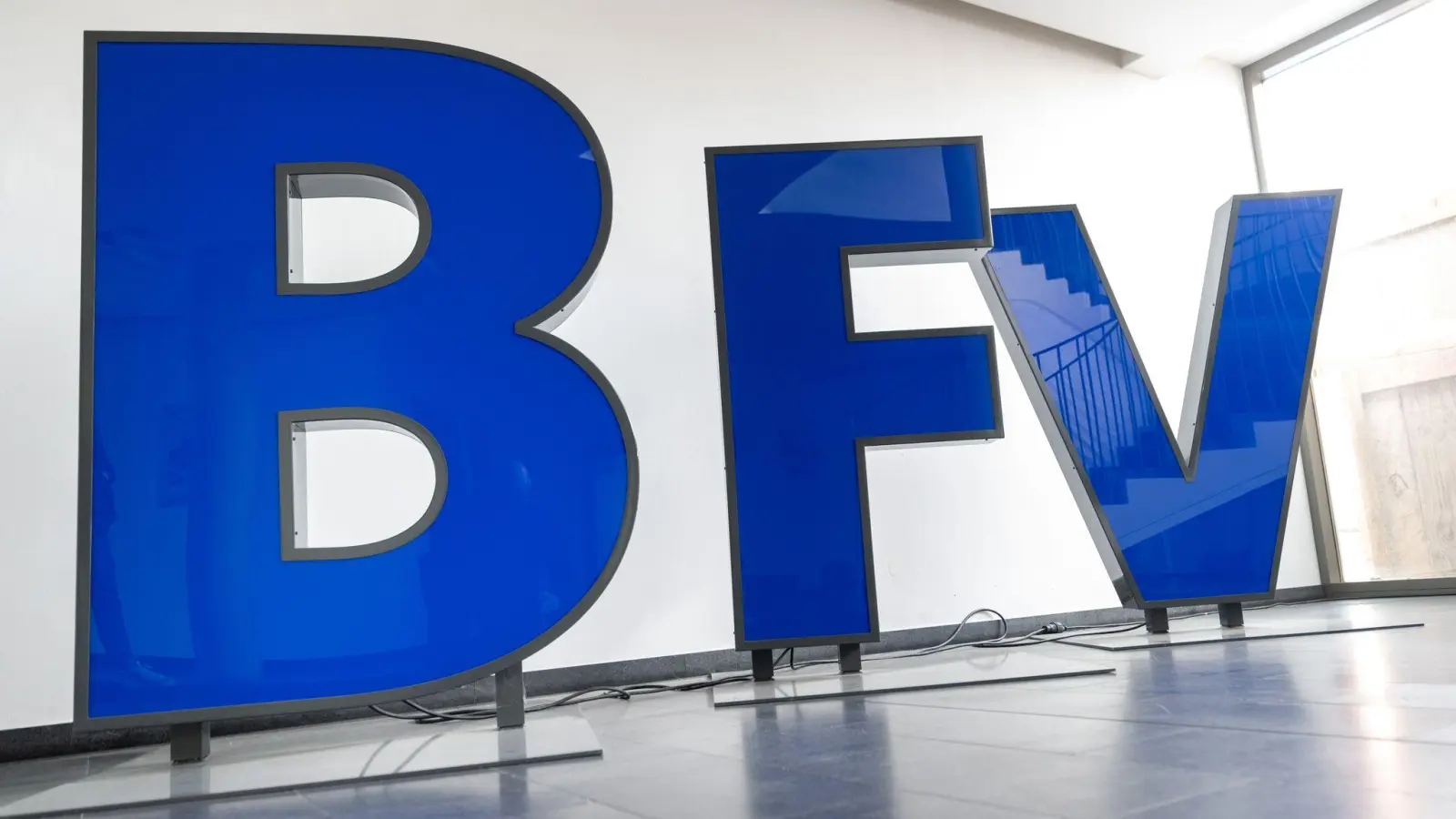 Der BFV ermittelt nach Drohungen gegen einen zwölf Jahre alten Schiedsrichter. (Bild: Peter Kneffel/dpa)