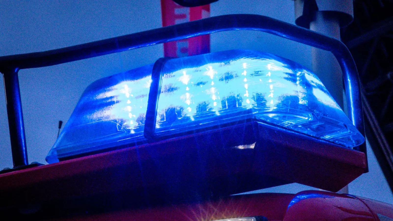 Die Feuerwehr war zwei Stunden lang beschäftigt. (Symbolbild) (Bild: Jens Büttner/dpa)