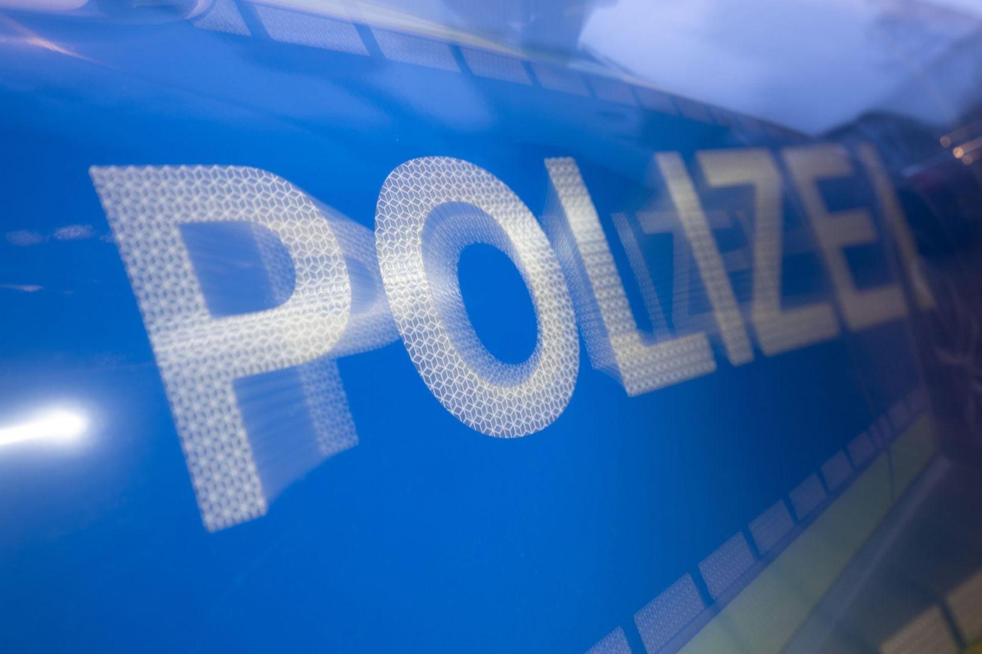 Im Hockermühlbad in Amberg hat ein Unbekannter ein Handy unter die Trennwand einer Umkleidekabine gehalten. Die Polizei ermittelt. (Bild: Marijan Murat/dpa)