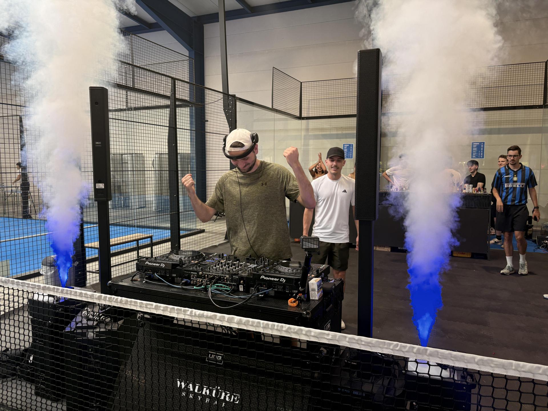 Daydrinking im Pine Padel Club. (Bild: Lukas Büchold)