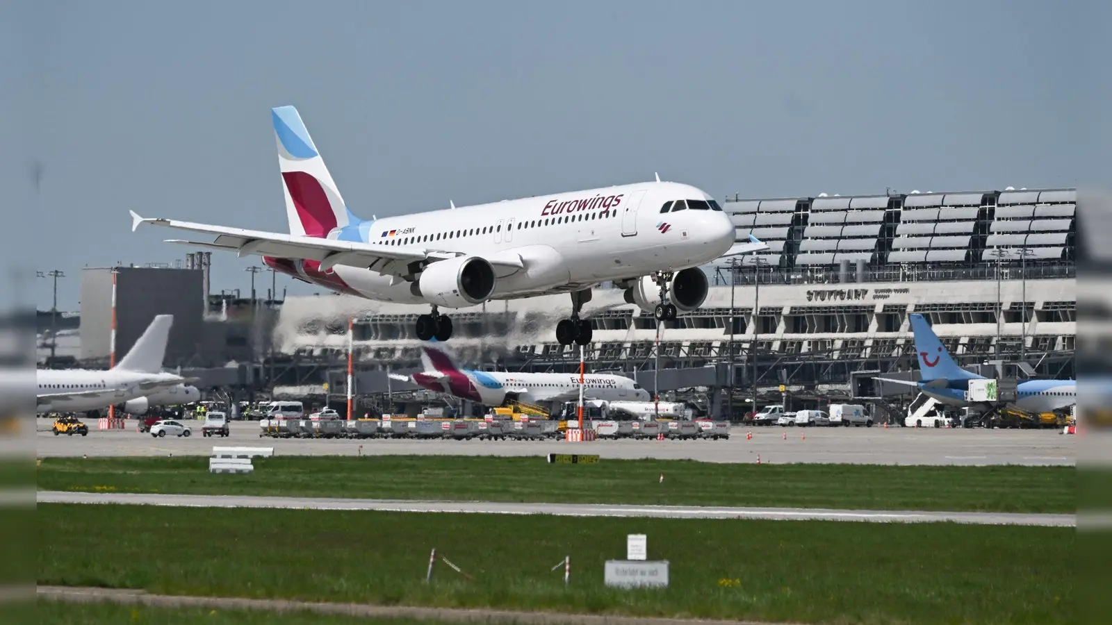 Die Lufthansa-Tochter Eurowings startet von zahlreichen Flughäfen in Deutschland.  (Bild: Bernd Weißbrod/dpa)