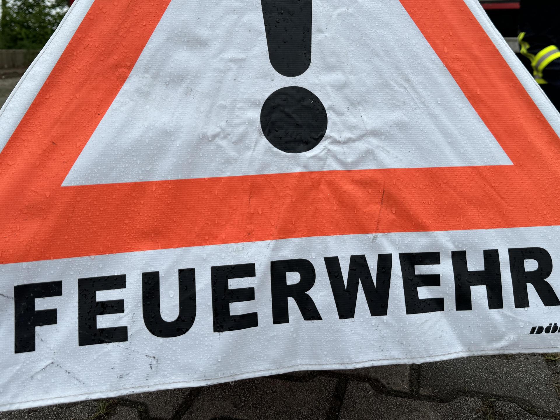Feuerwehrleute sicherten die Unfallstelle und banden ausgelaufenes Motoröl ab. (Symbolbild: Heike Unger)