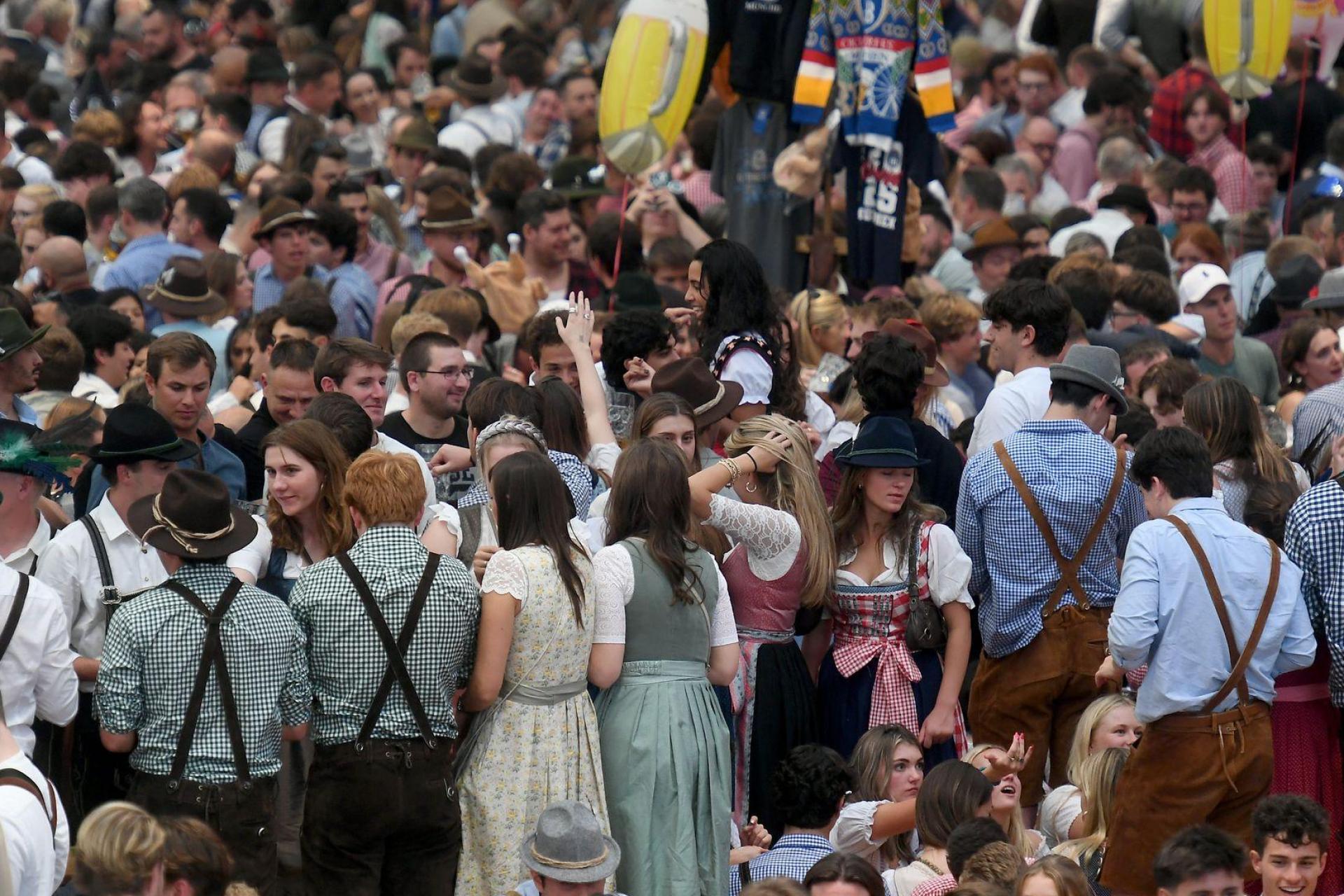 Der Andrang auf der Wiesn war riesig.  (Bild: Felix Hörhager/dpa)