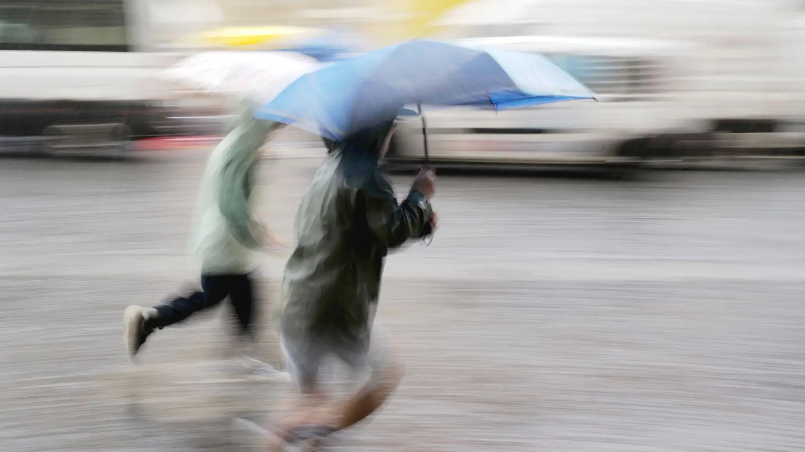 Schnell zurück ins Trockene: Auch der neue Monat startet nass. (Symbolbild) (Bild: Peter Kneffel/dpa)