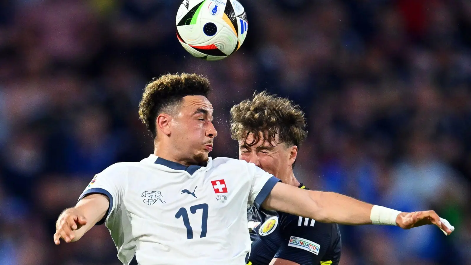 Der Schweizer Ruben Vargas (l) und Schottlands Jack Hendry liefern sich ein Kopfballduell. (Bild: Marius Becker/dpa)