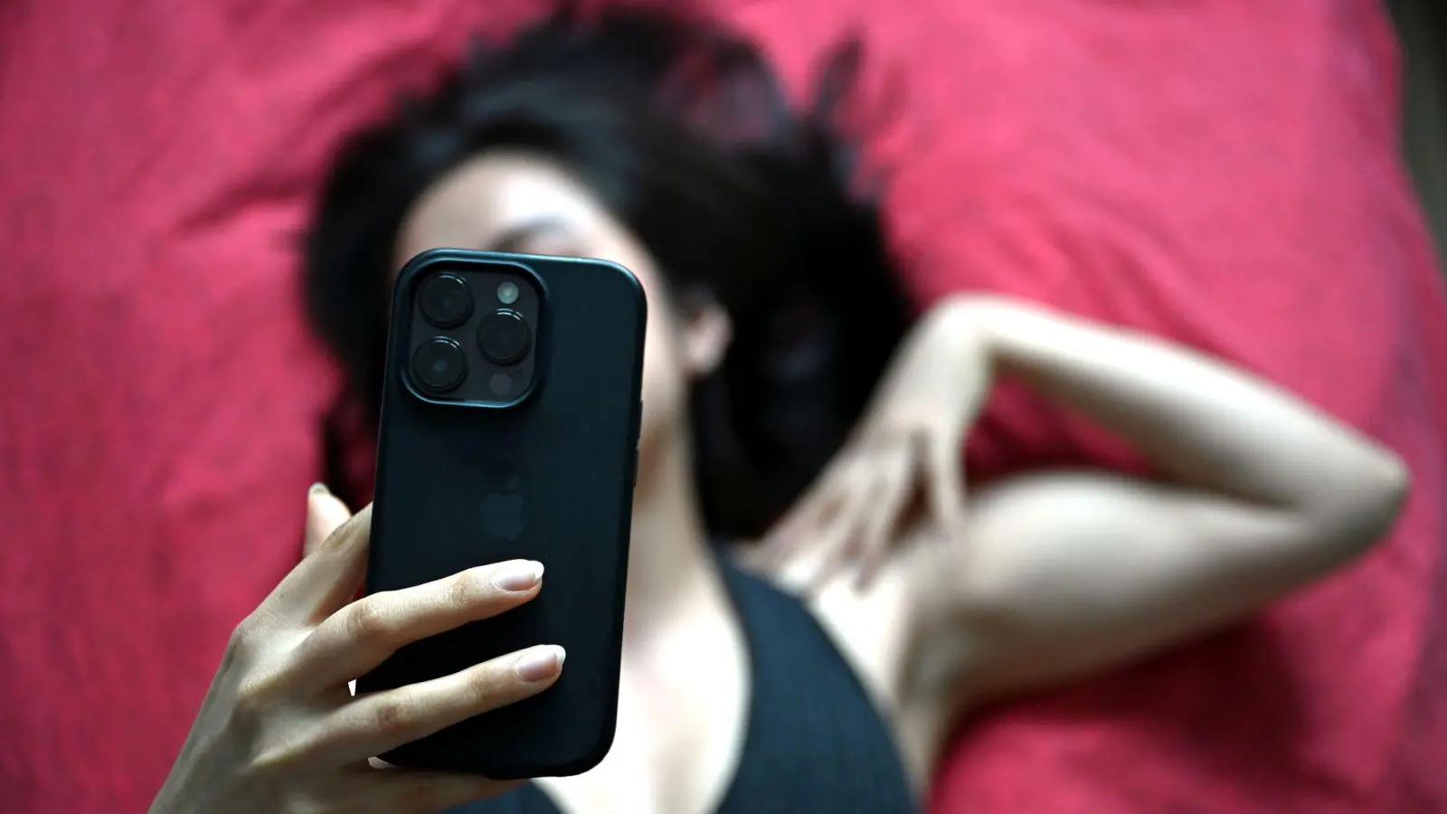 Sich selbstbewusst und sexy zu fühlen ist wohl der Grund für viele, „Thirst Traps“ zu posten. (Symbolbild) (Bild: Elisa Schu/dpa)