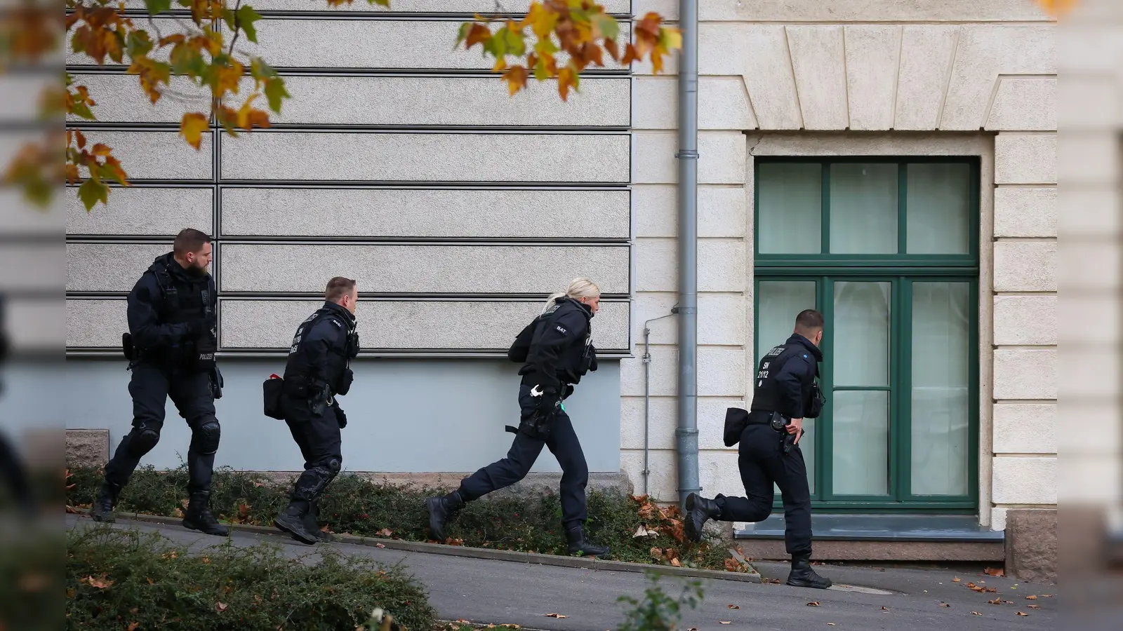 Einsatzkräfte nähern sich bei einer simulierten Amok-Lage an ein Gymnasium an. Während der Herbstferien probt die Polizei sogenannte lebensbedrohliche Einsatzlagen in ganz Bayern. (Symbolbild: Jan Woitas/dpa)