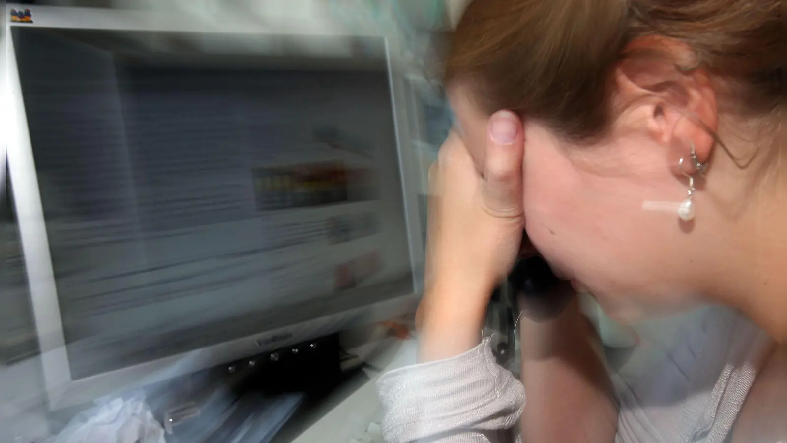 Viele Arbeitnehmer empfinden ihre Jobs als stressig - je jünger, desto häufiger. (Symbolbild) (Bild: Oliver Berg/dpa)