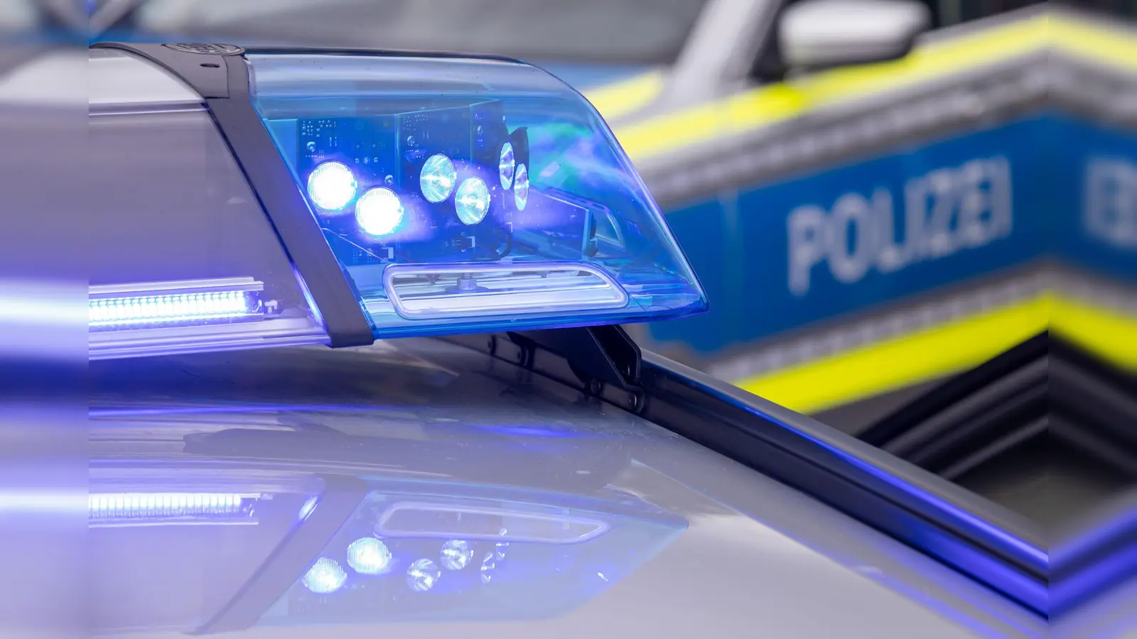 In einer Diskothek in Kastl eskaliert ein Streit zwischen zwei Männern. Einer der Beteiligten wird verletzt und muss medizinisch versorgt werden. (Symbolbild: Daniel Karmann/dpa)