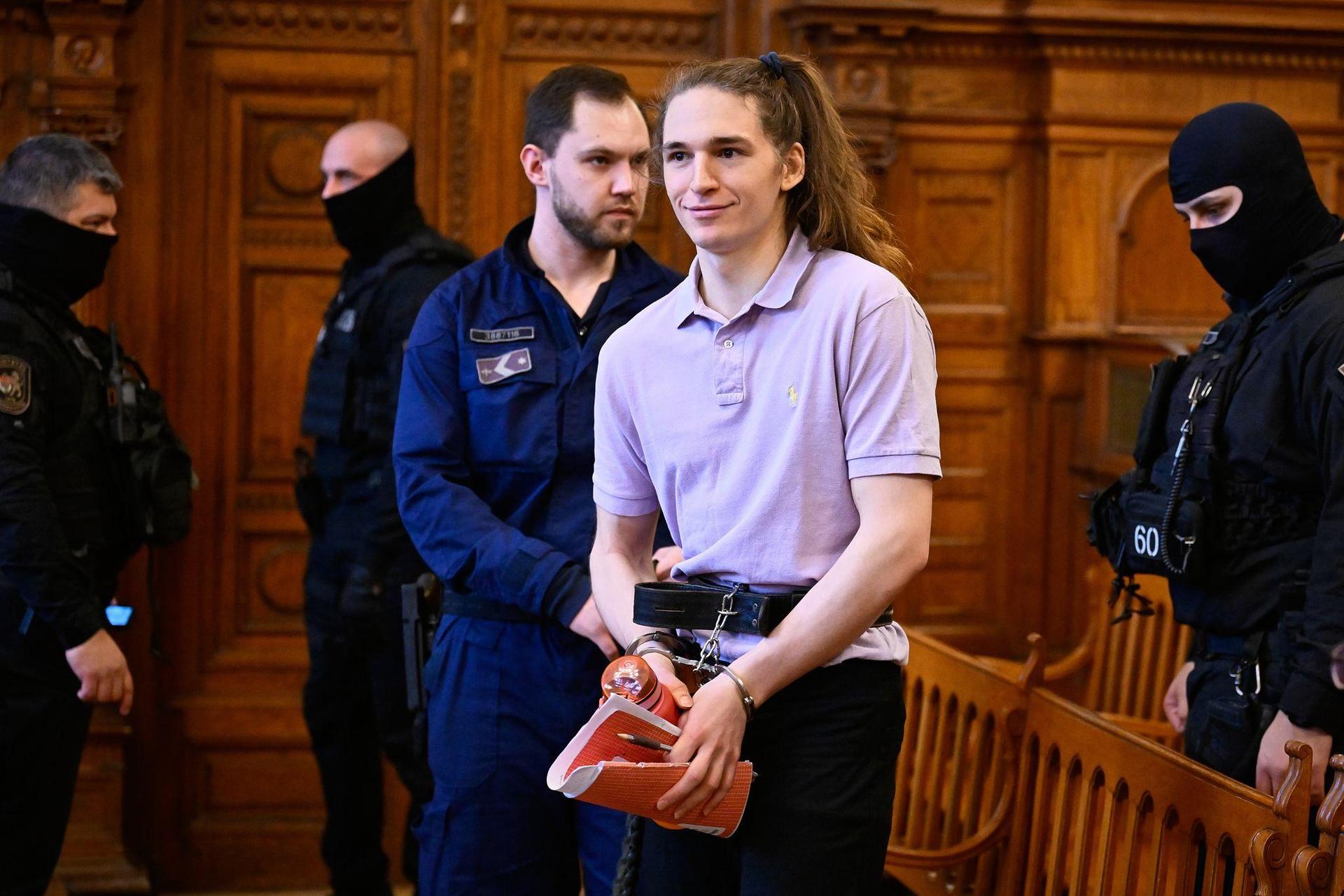 Ein Gericht in Budapest verurteilte die deutsche non-binäre Person Maja T. (2.v.r.) zu acht Jahren Gefängnis.  (Bild: Denes Erdos/AP/dpa)