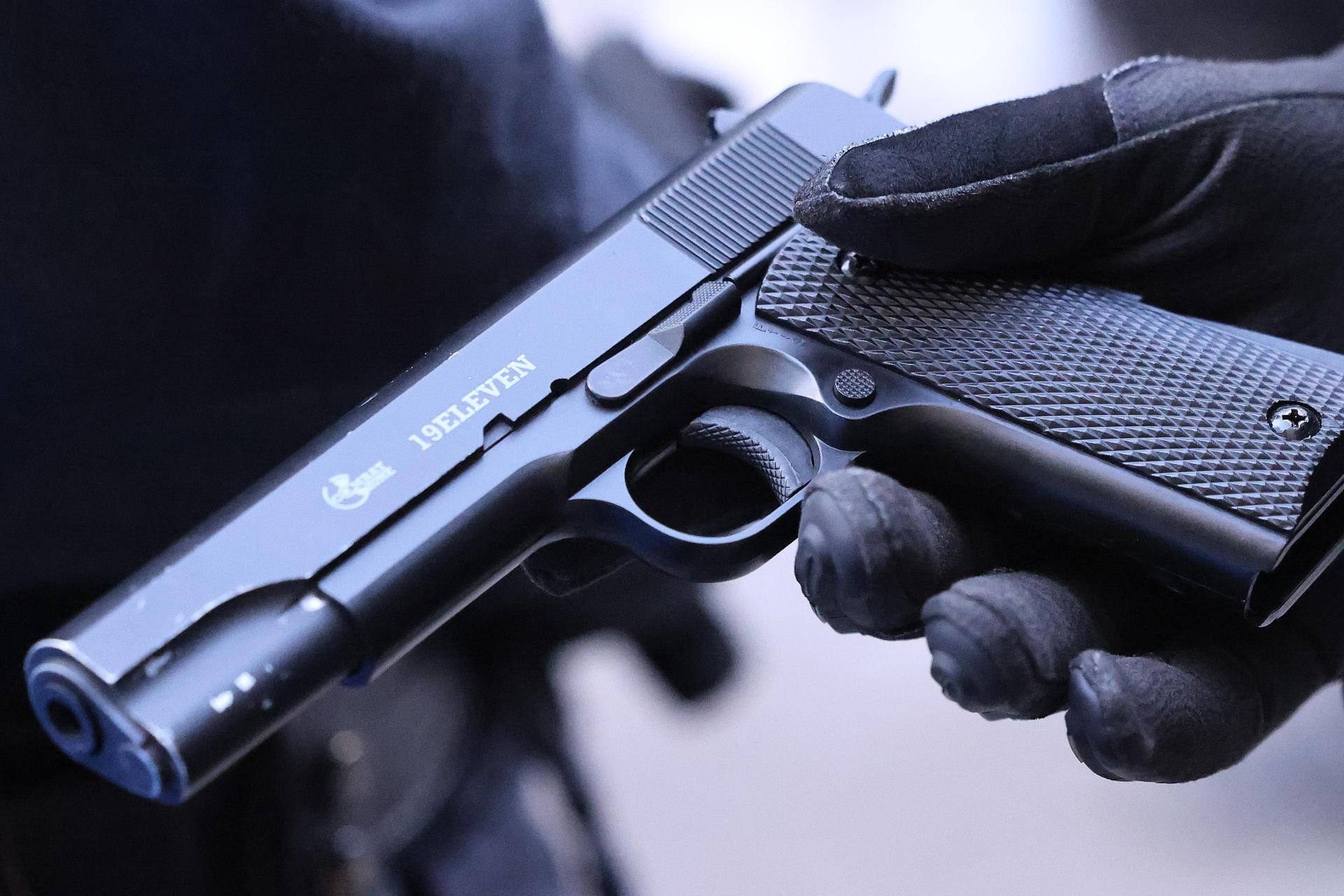 Ein Streit unter Jugendlichen in Ursensollen ist eskaliert: Ein Junge bedrohte seinen Kontrahenten mit einer Softairpistole. (Symbolbild: David Young/dpa)