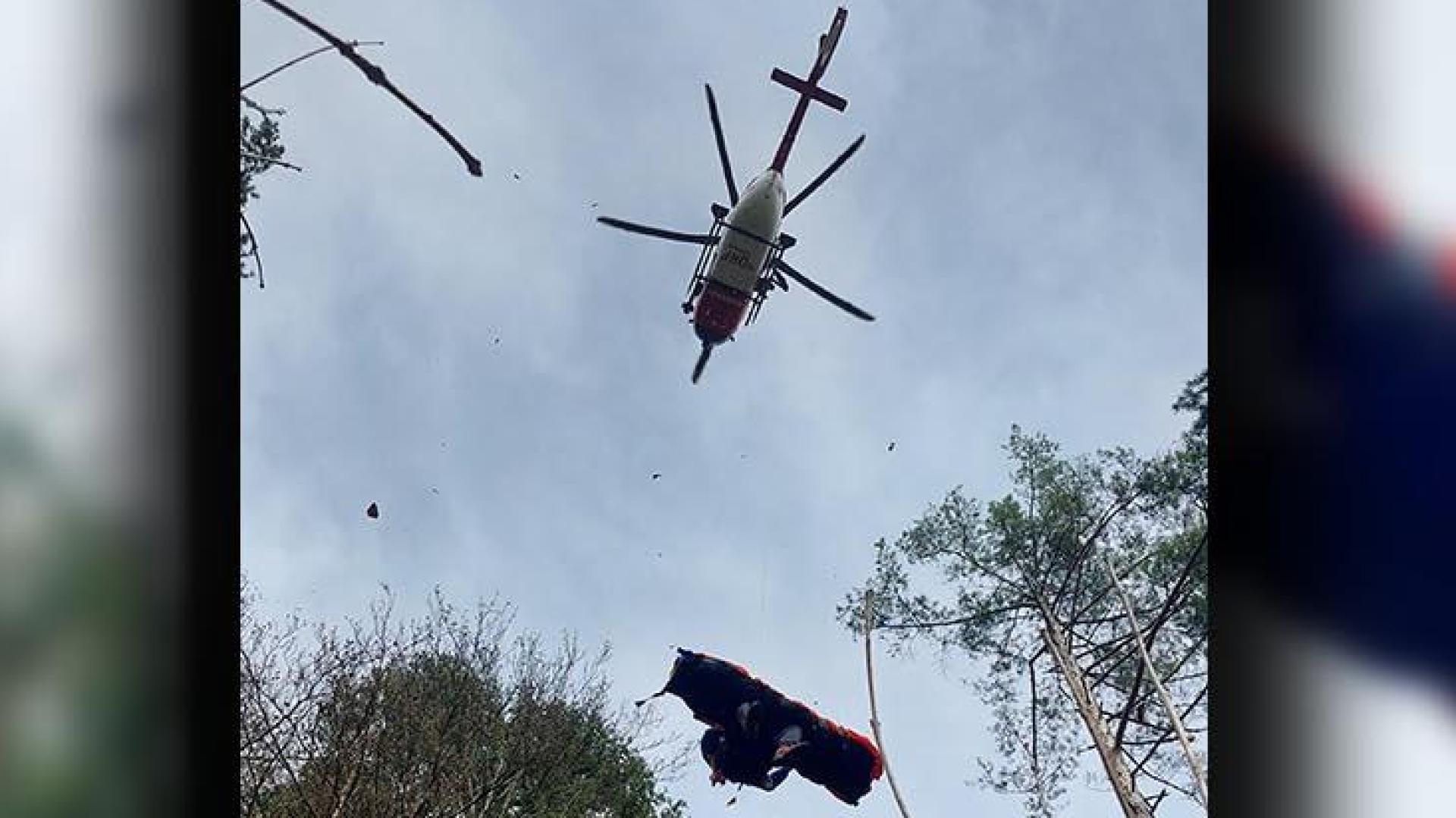 Per Seilwinde wurde verletzte Urlauberin aus Tschechien, die an einem Kletterfelsen bei Etzelwang drei Meter in die Tiefe gestürzt war, zum Rettungshubschrauber Christoph 27 hochgezogen.  (Bild: Alexander Renner, Bergwacht Amberg)