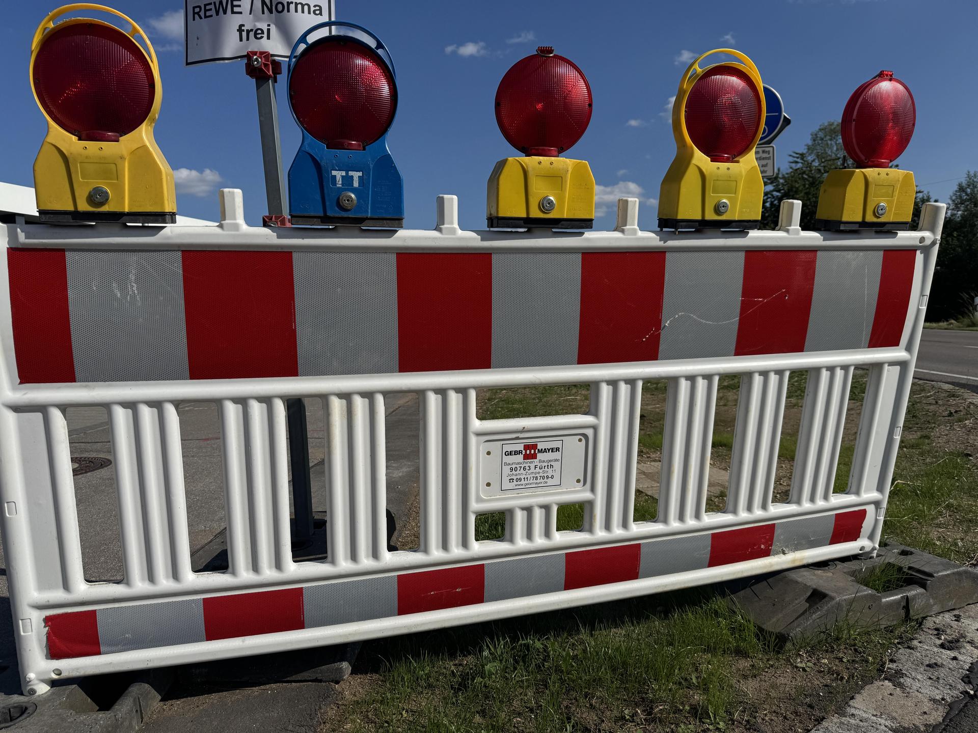 Am Dienstag führt die Stadtgärtnerei Sulzbach-Rosenberg Pflegemaßnahmen durch, die zu einer halbseitigen Sperrung der Rosenberger Straße führen. (Symbolbild: Heike Unger)