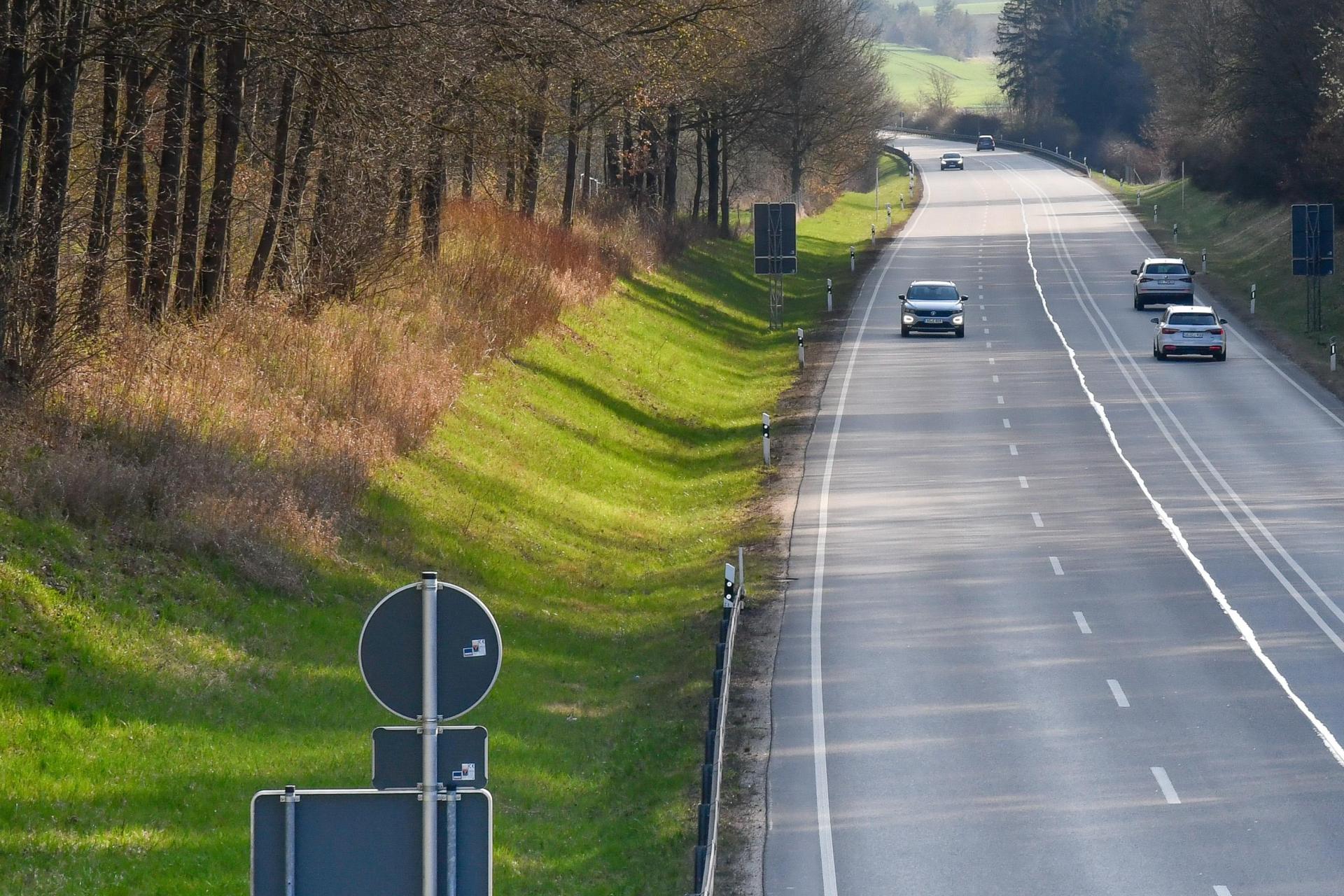 Entlang dem Autobahnzubringer, der Bundesstraße 299 zwischen Amberg und Ursensollen wird ein Radweg gebaut. (Bild: Petra Hartl)