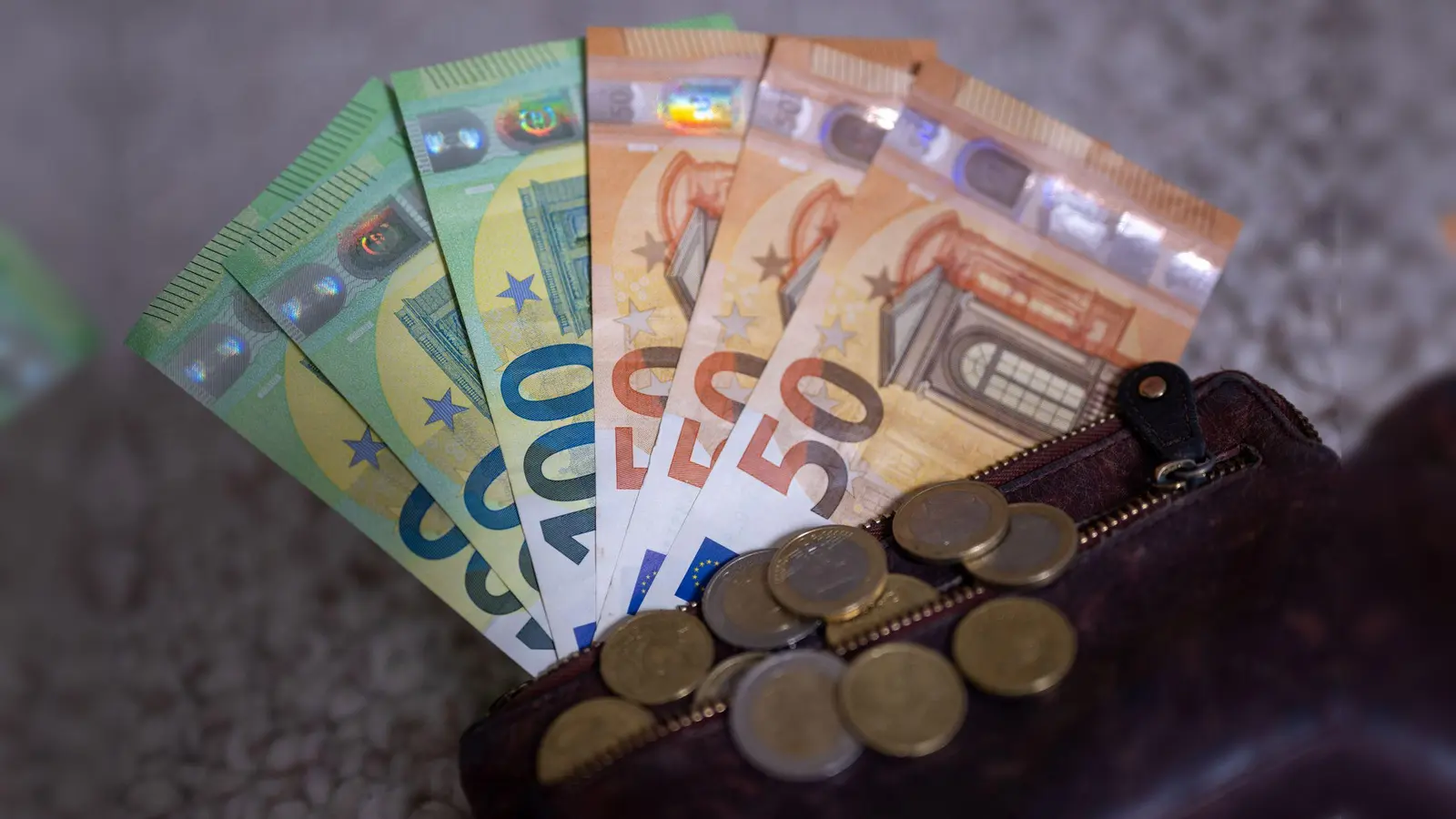 Mit den richtigen Finanztipps lässt sich einiges sparen. (Bild: Monika Skolimowska/dpa)