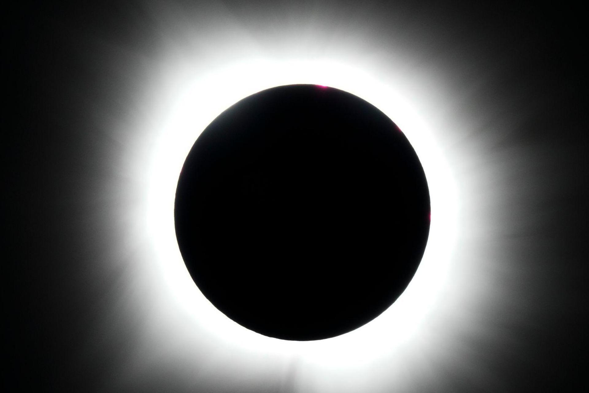 Seltenes Ereignis: Dieses Foto zeigt die weltweit letzte totale Sonnenfinsternis im Jahr 2024, es wurde in Texas aufgenommen. (zu dpa: „Sonne, Mond und Sterne im August - Letzte Sonnenfinsternis für lange“) (Bild: Julio Cortez/AP/dpa-tmn)