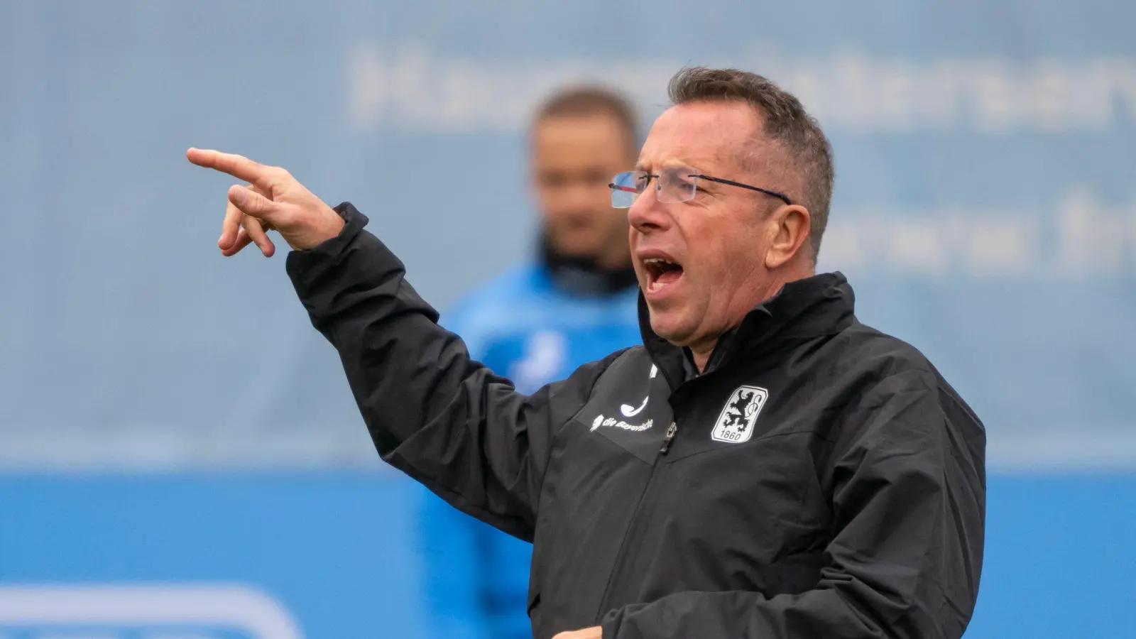 „Löwen“-Trainer Markus Kauczinski musste mit seinem Team eine klare Niederlage in Regensburg hinnehmen. (Archivbild) (Bild: Peter Kneffel/dpa)