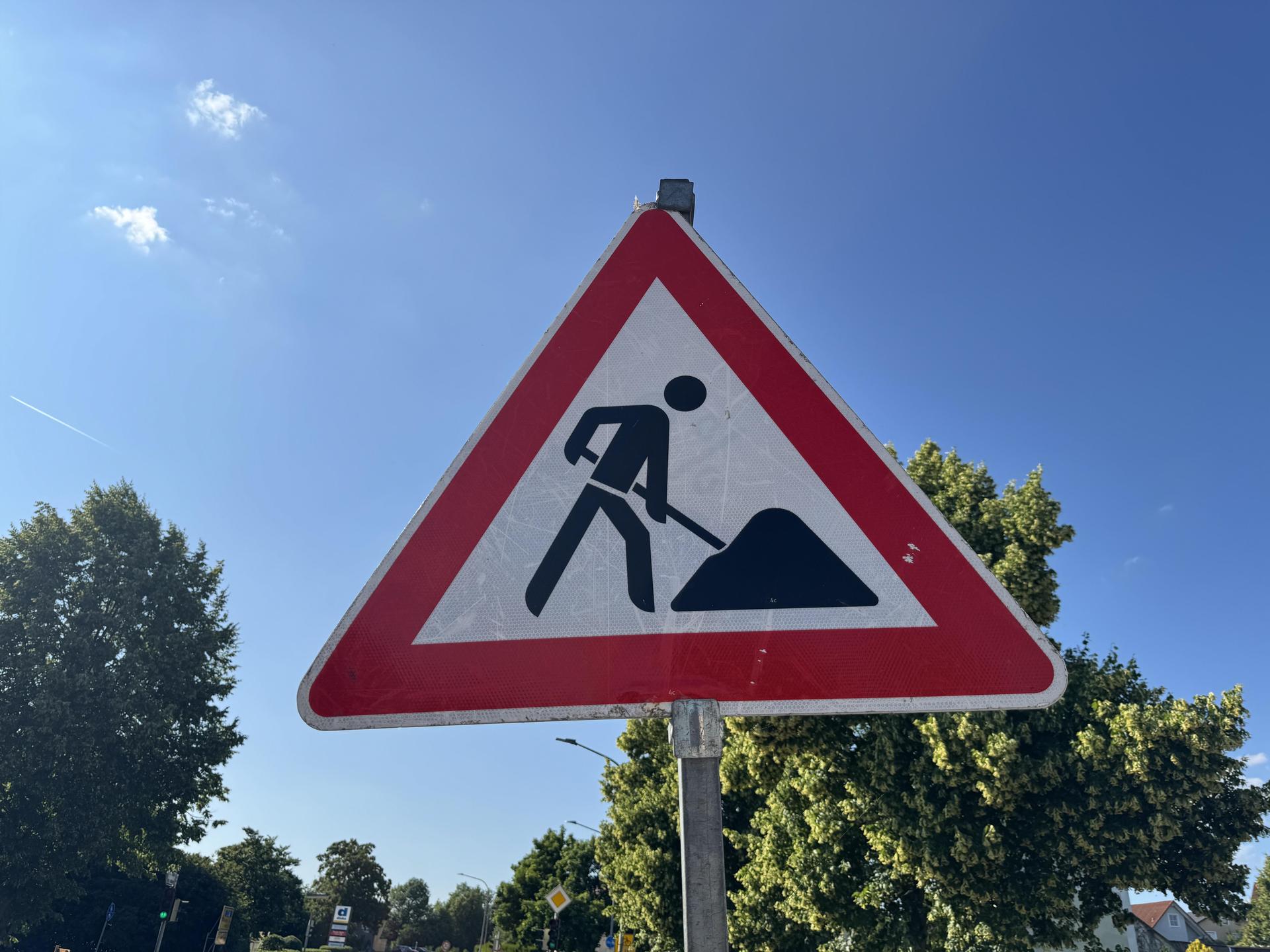 Die Bayreuther Straße in Amberg wird ab 6. Juli halbseitig gesperrt. Grund sind Bauarbeiten an Kanal und Wasserleitung. (Symbolbild: Heike Unger)