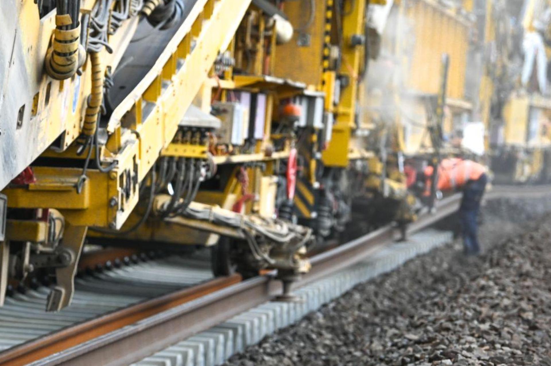 Gleise und Weichen auf der Strecke Amberg–Neukirchen und in den Bahnhöfen Sulzbach-Rosenberg und Neukirchen werden demnächst erneuert. Deshalb wird es zu Lärmbelästigungen kommen. (Symbolbild: Heiko Rebsch/dpa)