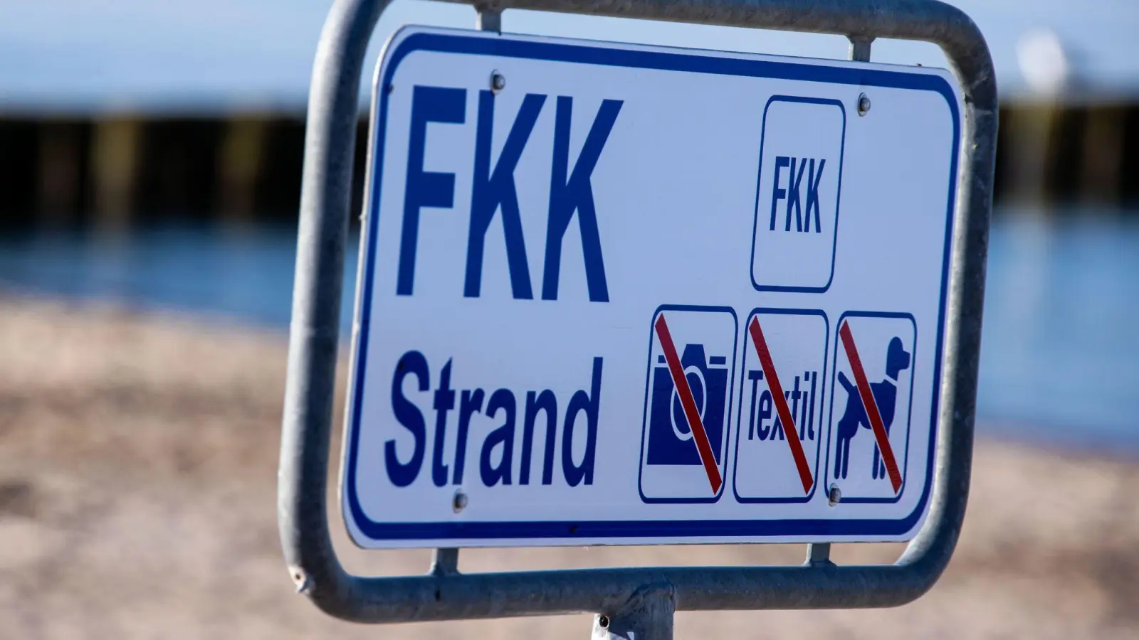 Wenn jemand nackt am Strand liegt, bedeutet das nicht, dass sie oder er dort fotografiert werden darf. (Symbolbild: Jens Büttner/dpa-Zentralbild/ZB)