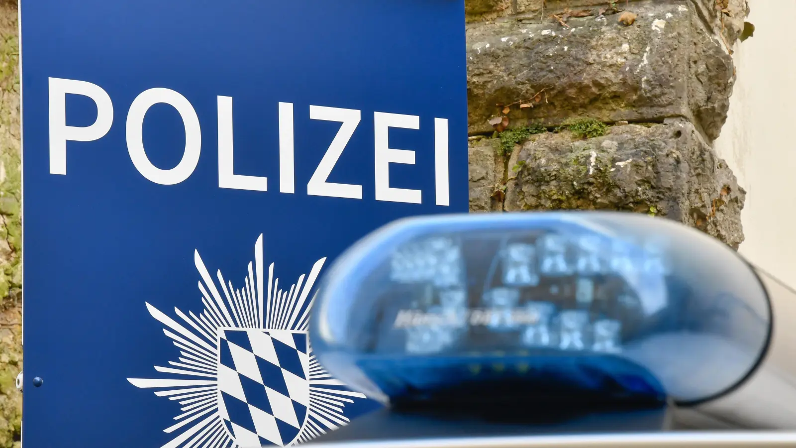 Ein Unbekannter hat in Schnaittenbach die Fensterscheibe einer Garage eingeschlagen. Die Polizei sucht Zeugen. (Symbolbild: Petra Hartl)