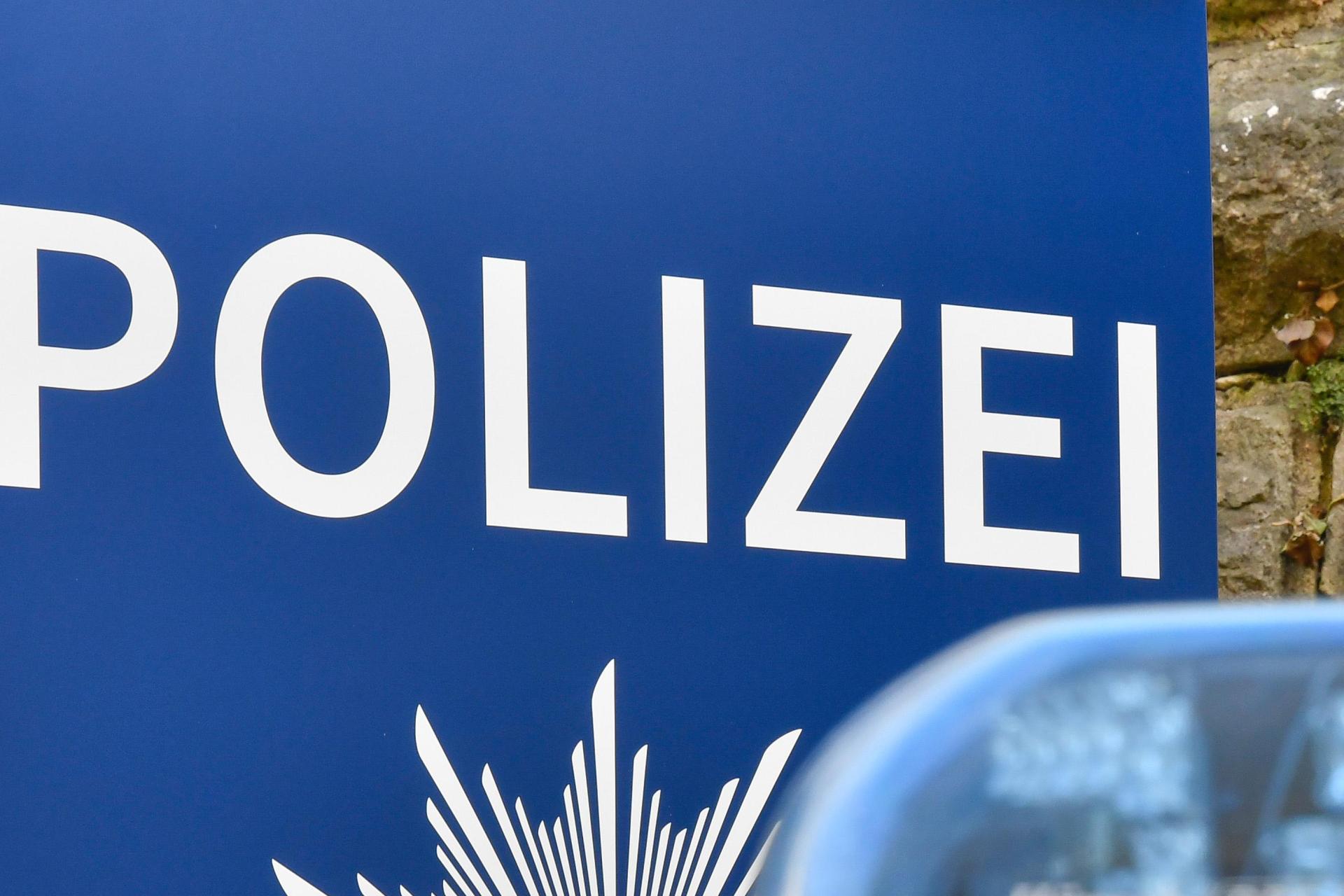 Unbekannte haben an einem geparkten Auto beim Schwimmbad in Vilseck die Radmuttern an einem Vorderrad gelöst. (Symbolbild: Petra Hartl)
