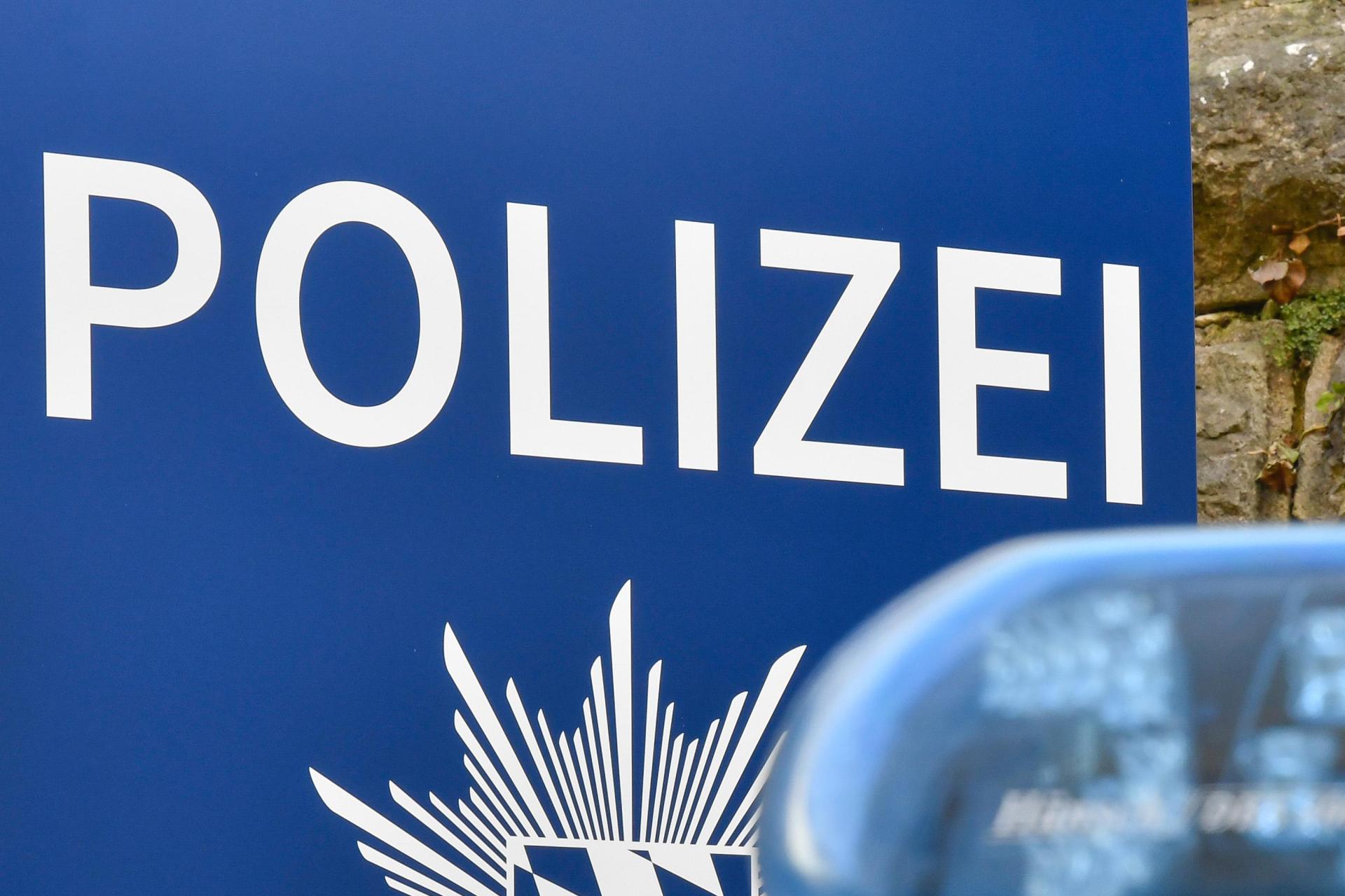 Ein Sattelzug touchierte in Vilseck einen Metallpfosten und fuhr weiter. (Symbolbild: Petra Hartl)