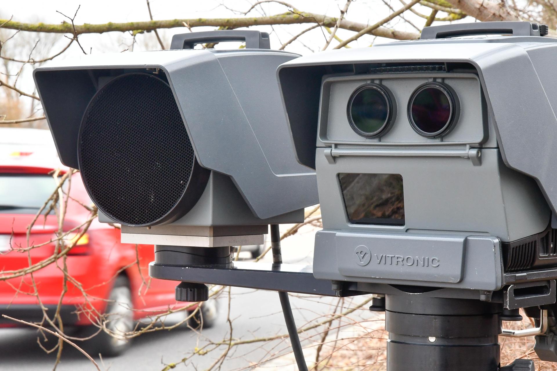 Einige Verkehrsteilnehmer, die auf der Staatsstraße 2021bei Speckshof zu schnell dran waren, hat die Polizei erwischt.  (Symbolbild: Petra Hartl)