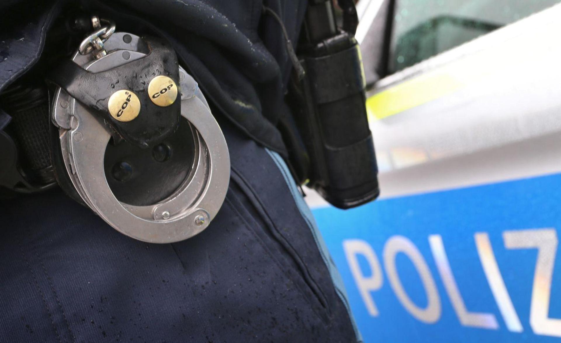 Die Polizei ermittelt den Tatverdächtigen. (Symbolbild) (Bild: Karl-Josef Hildenbrand/dpa)