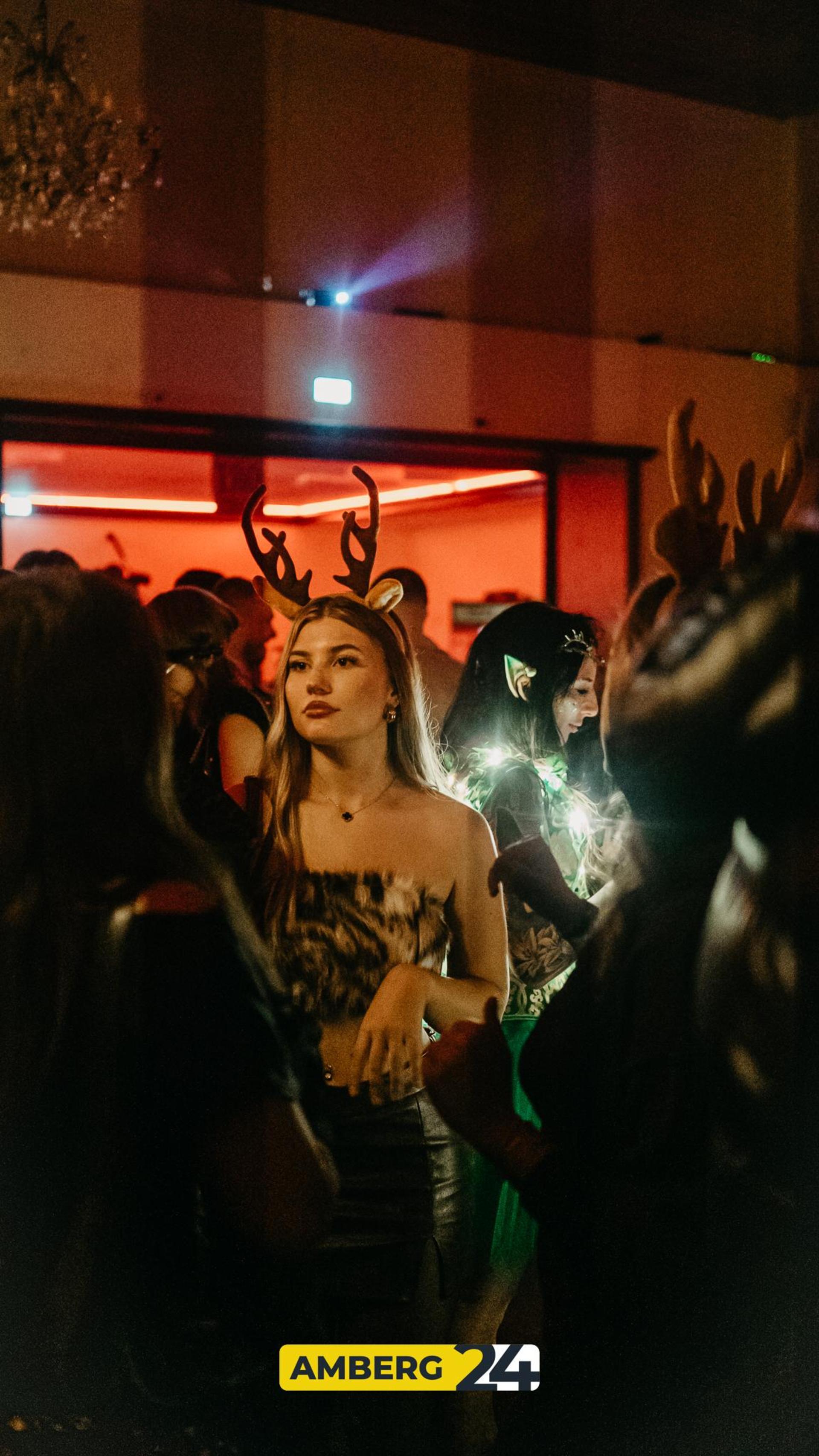 Hexen und Narren waren am Donnerstag auch im Casino unterwegs. (Bild: Mario Donhauser)