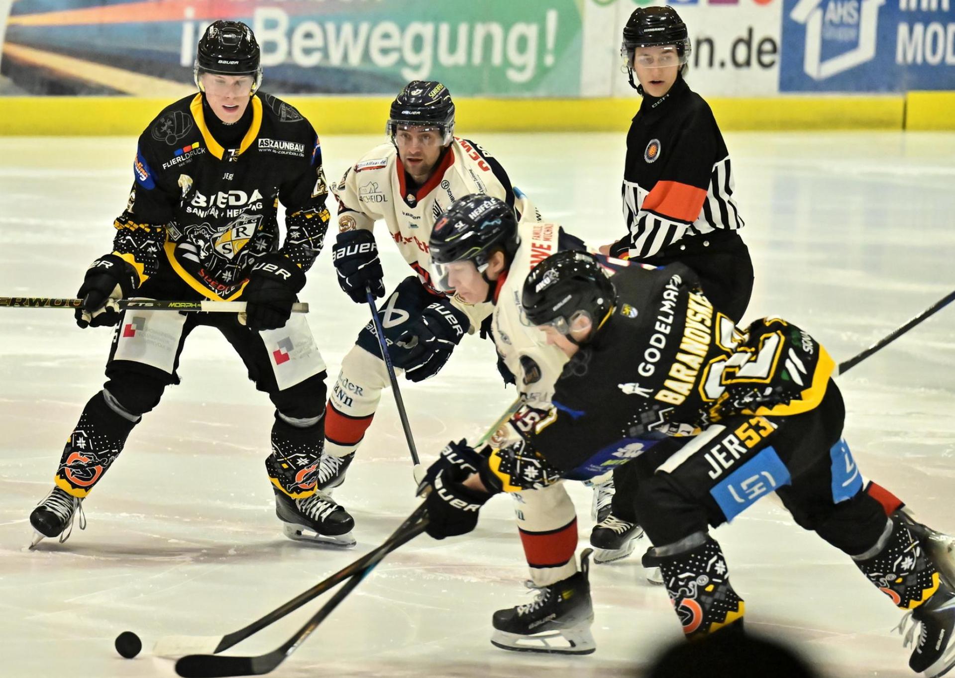 Roberts Baranovskis (rechts) und Fabian Broll (links) feierten mit dem ERSC Amberg einen Auswärtssieg in Pfaffenhofen. (Bild: Hubert Ziegler)