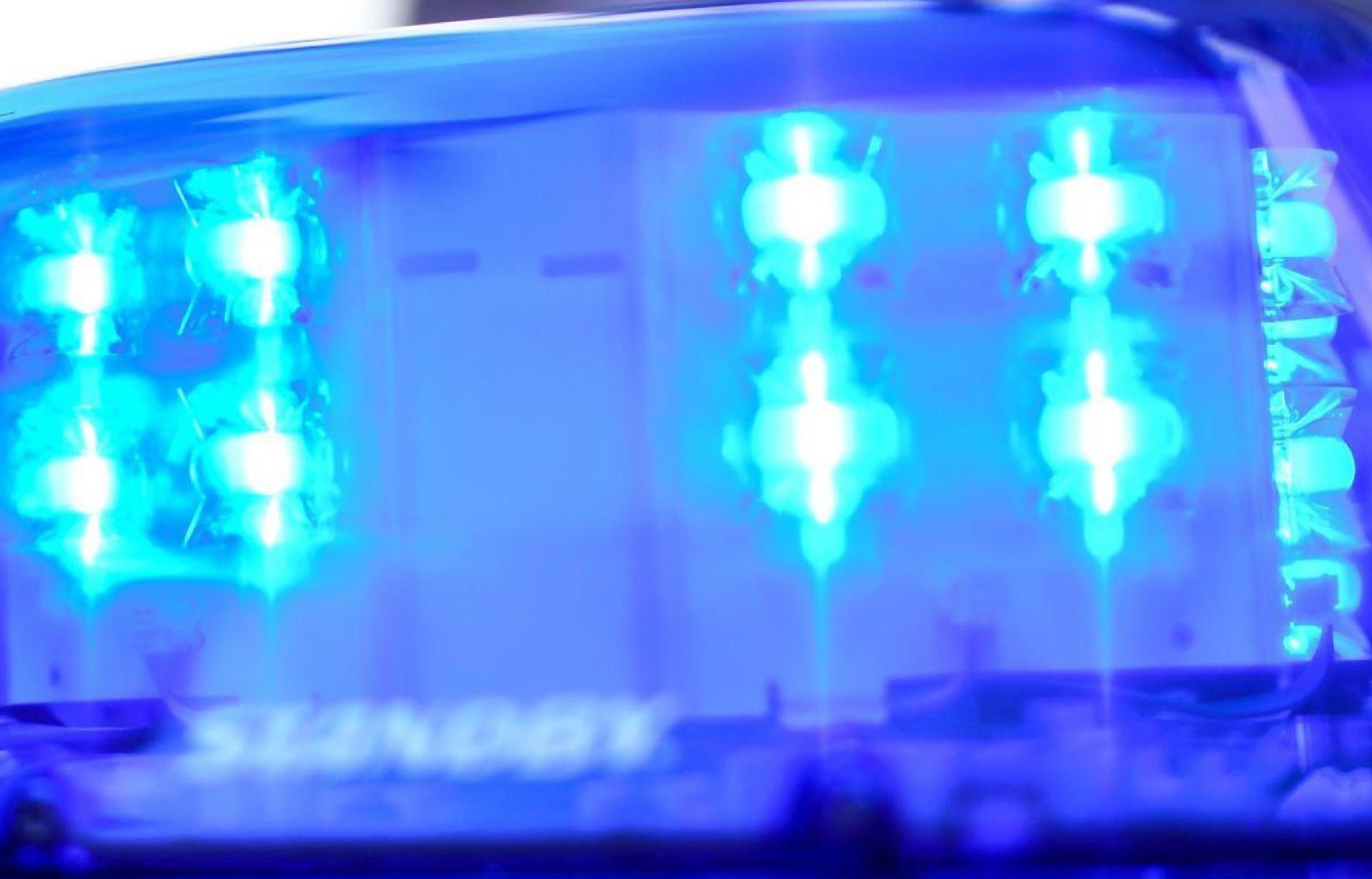 In Regenstauf wurden am Samstagabend zwei Leichen aufgefunden. Die Polizei geht von einer Beziehungstat aus. (Symbolbild: Patrick Seeger/dpa)