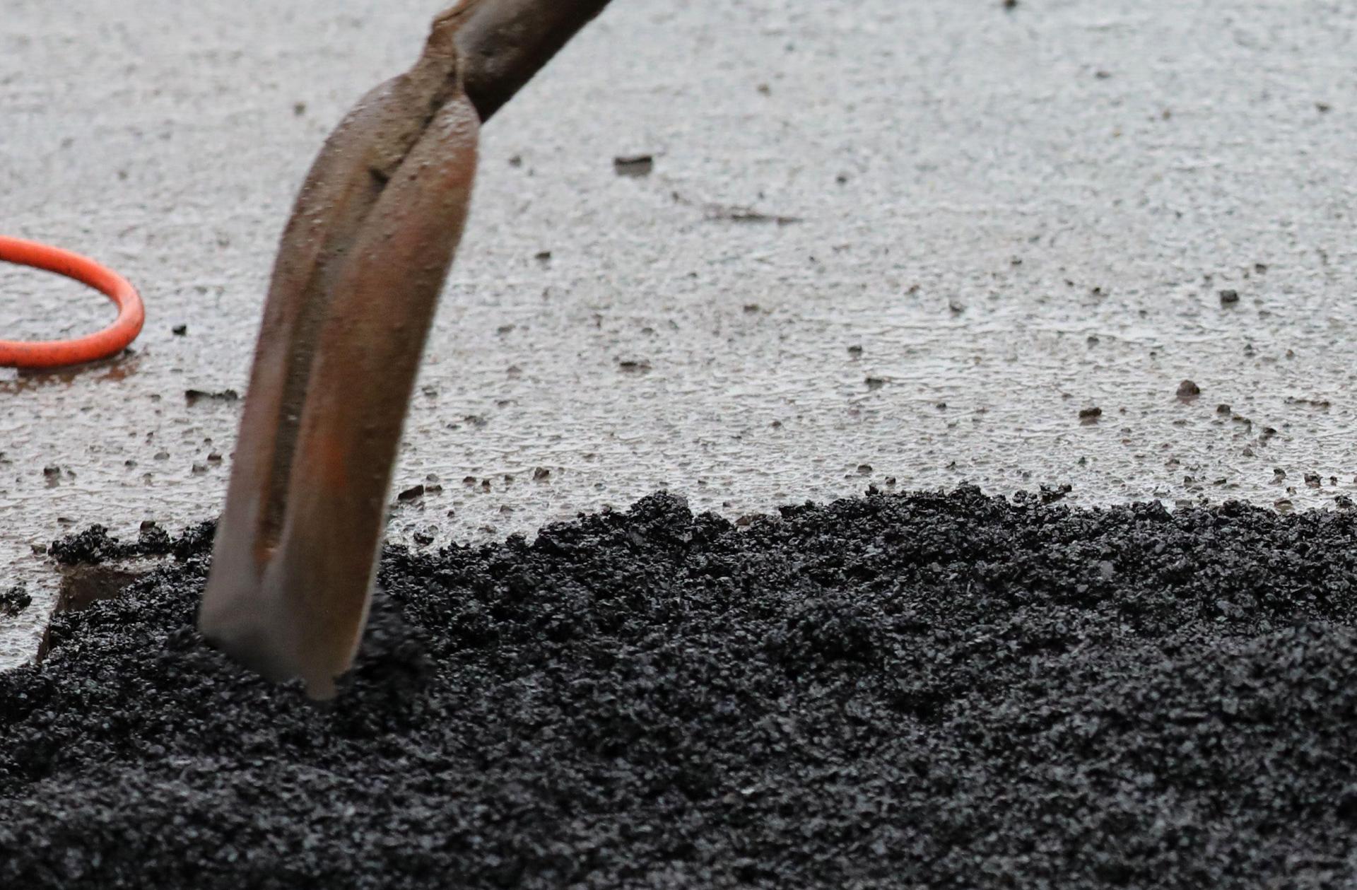 Wegen Asphaltierungsarbeiten wird die Schwandorfer Straße in Ensdorf zwischen Montag und Mittwoch komplett gesperrt. (Symbolbild: Bernd Wüstneck/dpa)