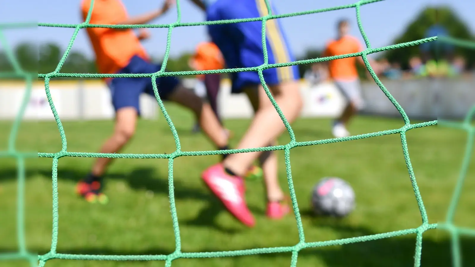 Wegen der Hitze hat der Bayerische Fußball-Verband alle Spiele und Turniere am Wochenende abgesagt. (Symbolbild) (Bild: Uwe Anspach/dpa)