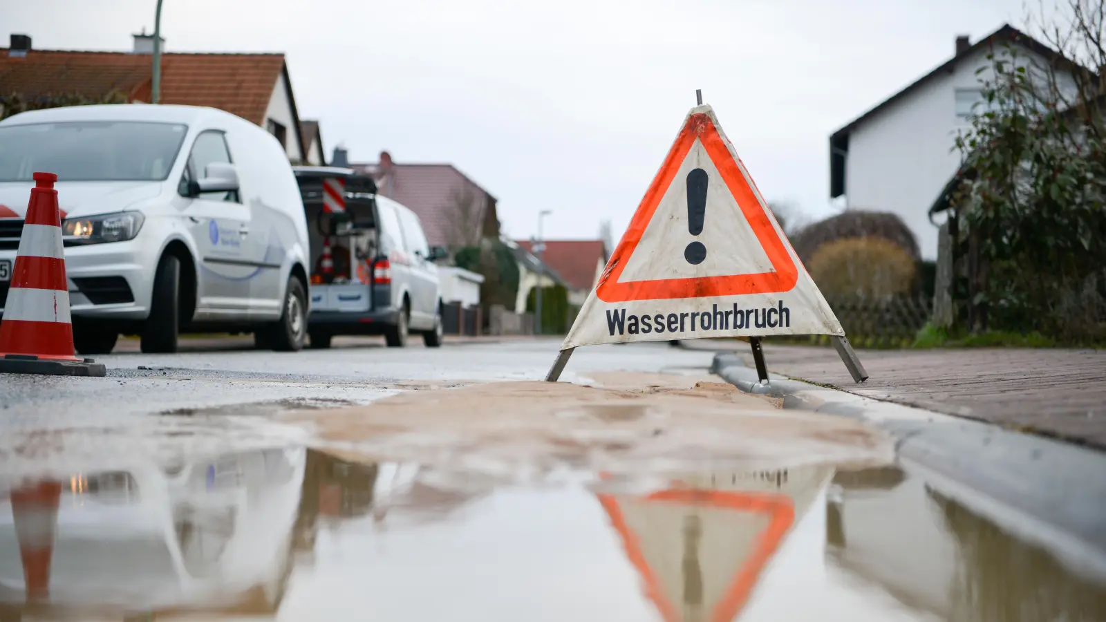 In Sulzbach-Rosenberg ist die Straße „Schießstätte” wegen eines Wasserrohrbruchs gesperrt.  (Symbolbild: Mike Bender)