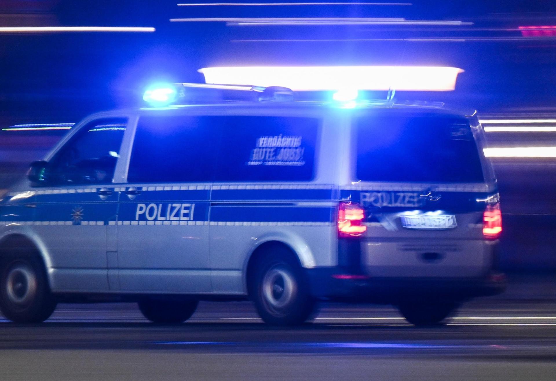 Ein Mann attackierte am Sonntag in Hersbruck einen Autofahrer. Die Polizei sucht Zeugen. <br> (Symbolbild: Robert Michael/dpa)
