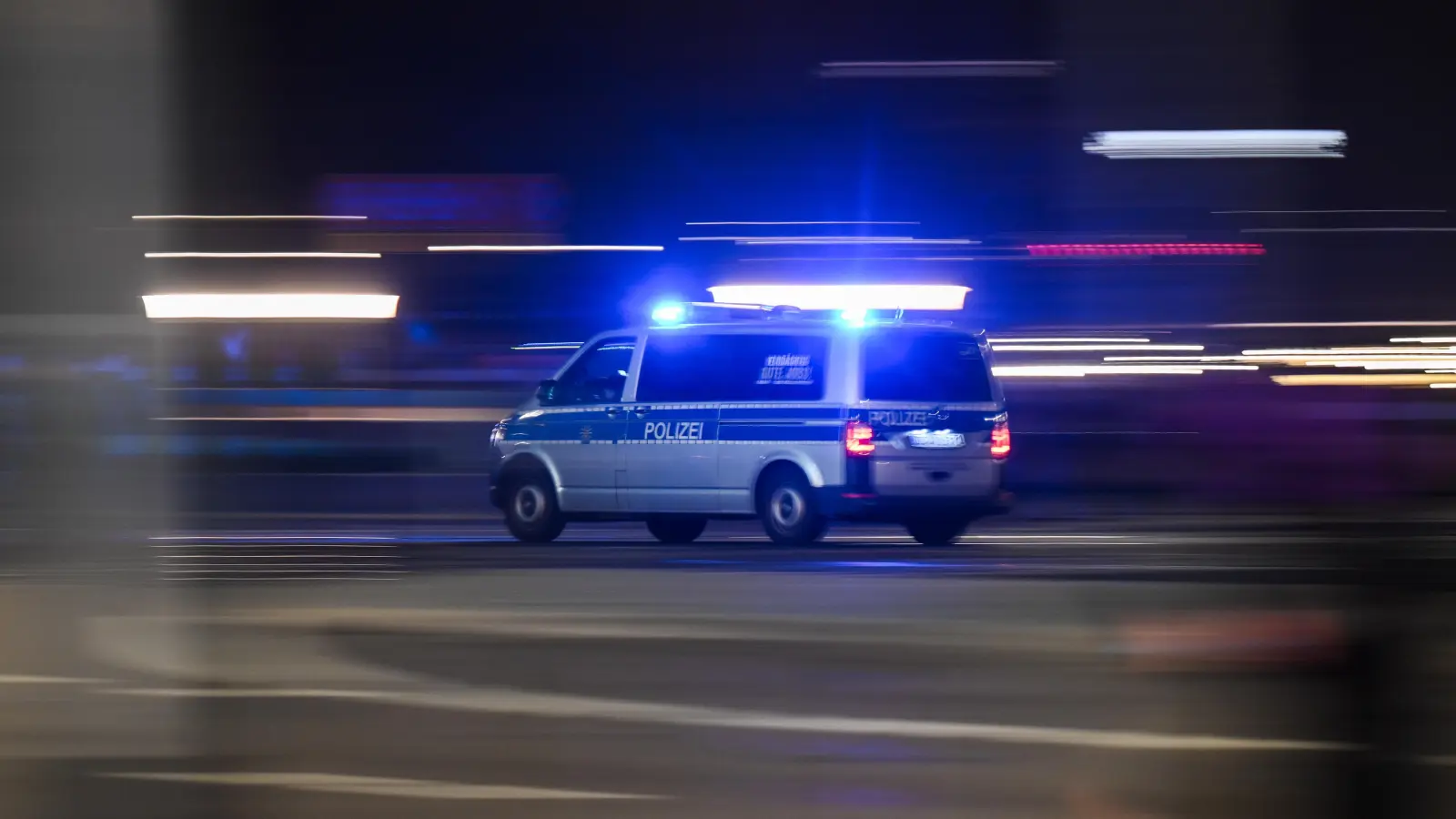 Ein Mann attackierte am Sonntag in Hersbruck einen Autofahrer. Die Polizei sucht Zeugen. <br> (Symbolbild: Robert Michael/dpa)