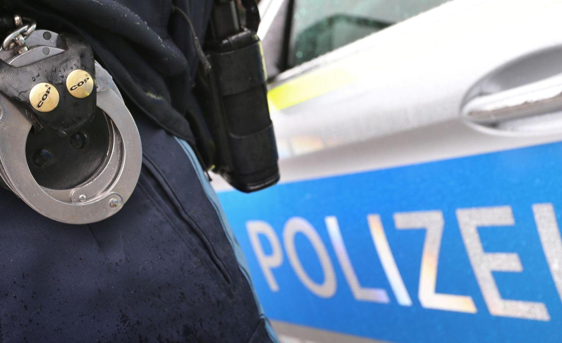 Ein Streit zwischen zwei Autofahrern in Sulzbach-Rosenberg eskaliert, als ein 58-Jähriger einen 32-Jährigen anfährt. Beide Männer stehen nun vor rechtlichen Konsequenzen. (Symbolbild: Karl-Josef Hildenbrand/dpa)