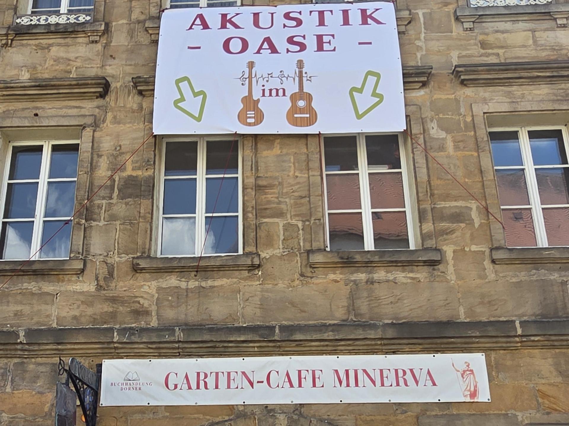 Ein großes Plakat weist schon darauf hin: Der Garten des Café Minerva verwandelt sich am Altstadtfest drei Tage lang in eine Akustik-Oase. (Bild: tgf)