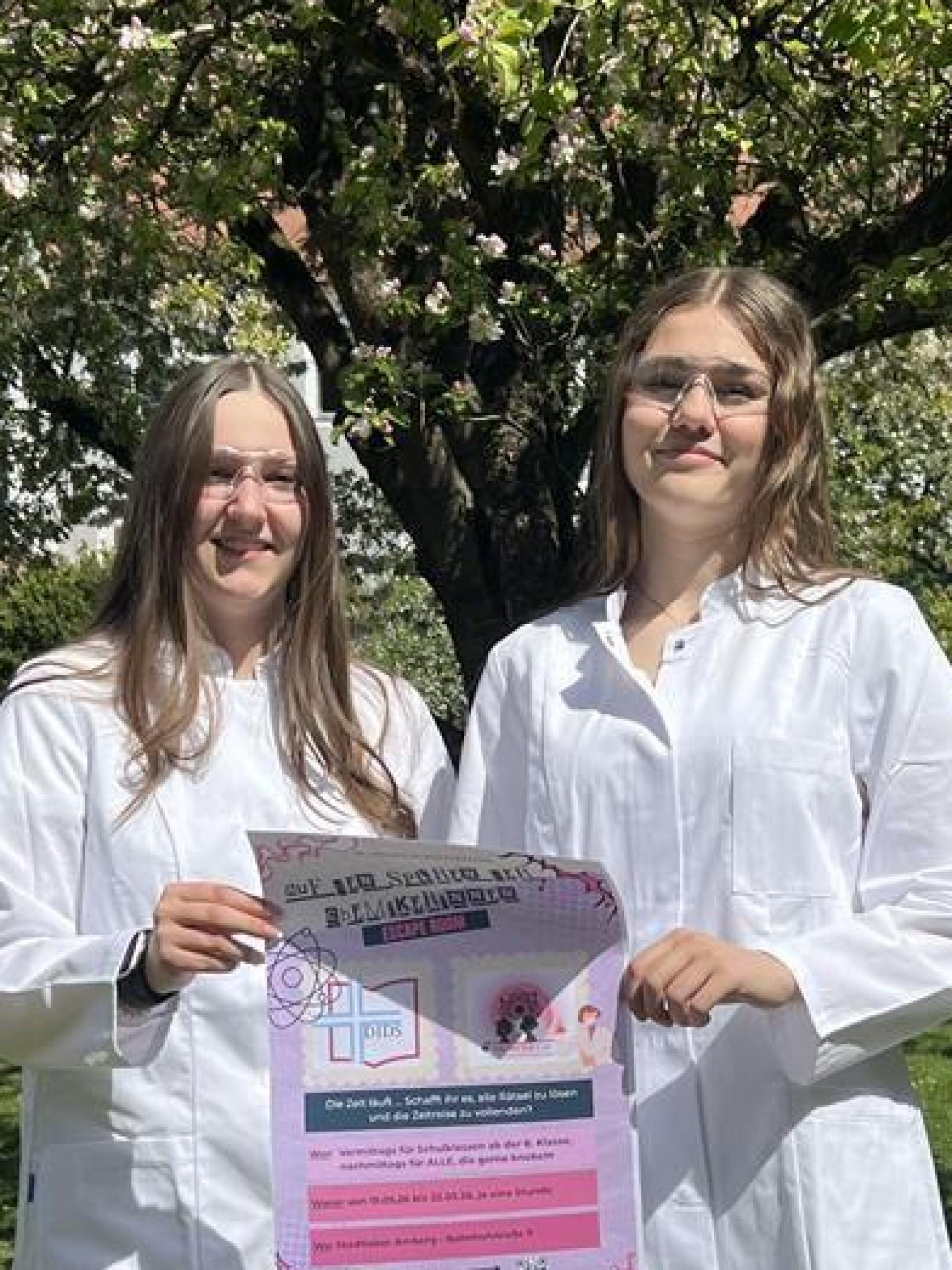 Vom 19. bis 22. Mai präsentiert sich das P-Seminar Chemie der Dr.-Johanna-Decker-Schulen (DJDS) mit einem Escape Room im Pop-Up-Raum des Stadtlabors+ der Wirtschaftsförderung Amberg. Das Konzept verbindet spannende Rätsel mit der Vermittlung von Wissen über Frauen in der Chemie im Laufe der Jahre. (Bild: DJDS)