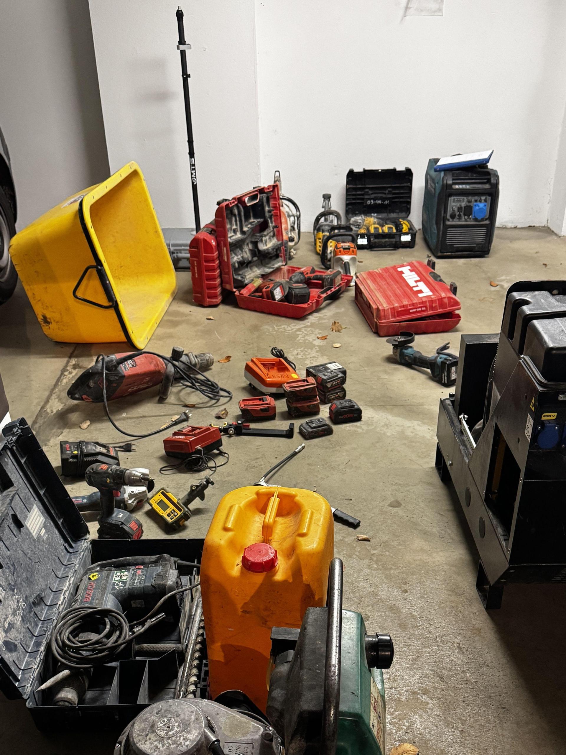 Der Gesamtwert der gestohlenen Baumaschinen beträgt etwa 35.000 Euro.  (Bild:  Polizeiinspektion Sulzbach-Rosenberg)