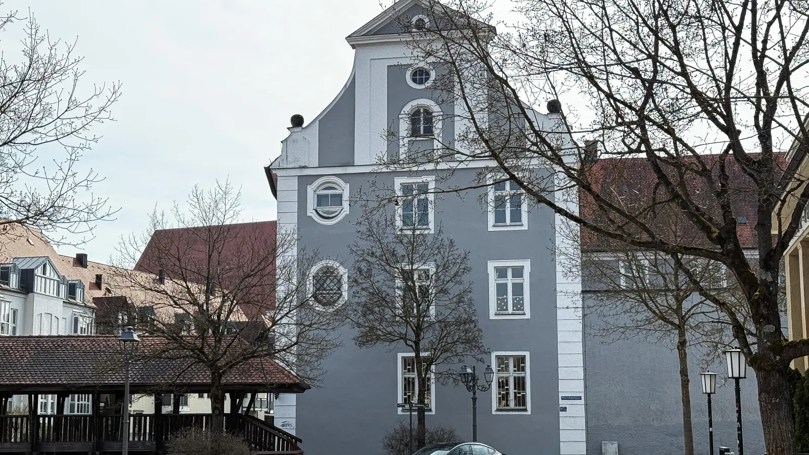 Die Decker-Schulen in Amberg liegen im Herzen der Altstadt. Rund 700 Mädchen und jungen Frauen besuchen Gymnasium und Realschule. Am Wochenende wurden die traditionsreichen Mauern mit frauenfeindlichen Äußerungen besprüht. (Bild: Stephan Huber)